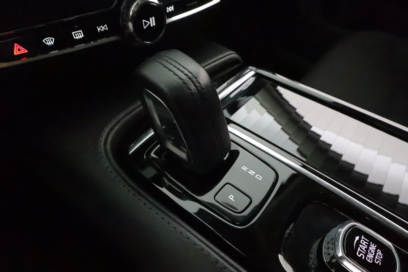 Volvo V60 2021 T6 TwE AWD Inscription Expression aut *ACC / P.kamera / BLIS / Webasto / Koukku / LED / Navi* - Akku kuntotarkastettu / Kahdet renkaat aluvanteilla / Merkkihuollettu