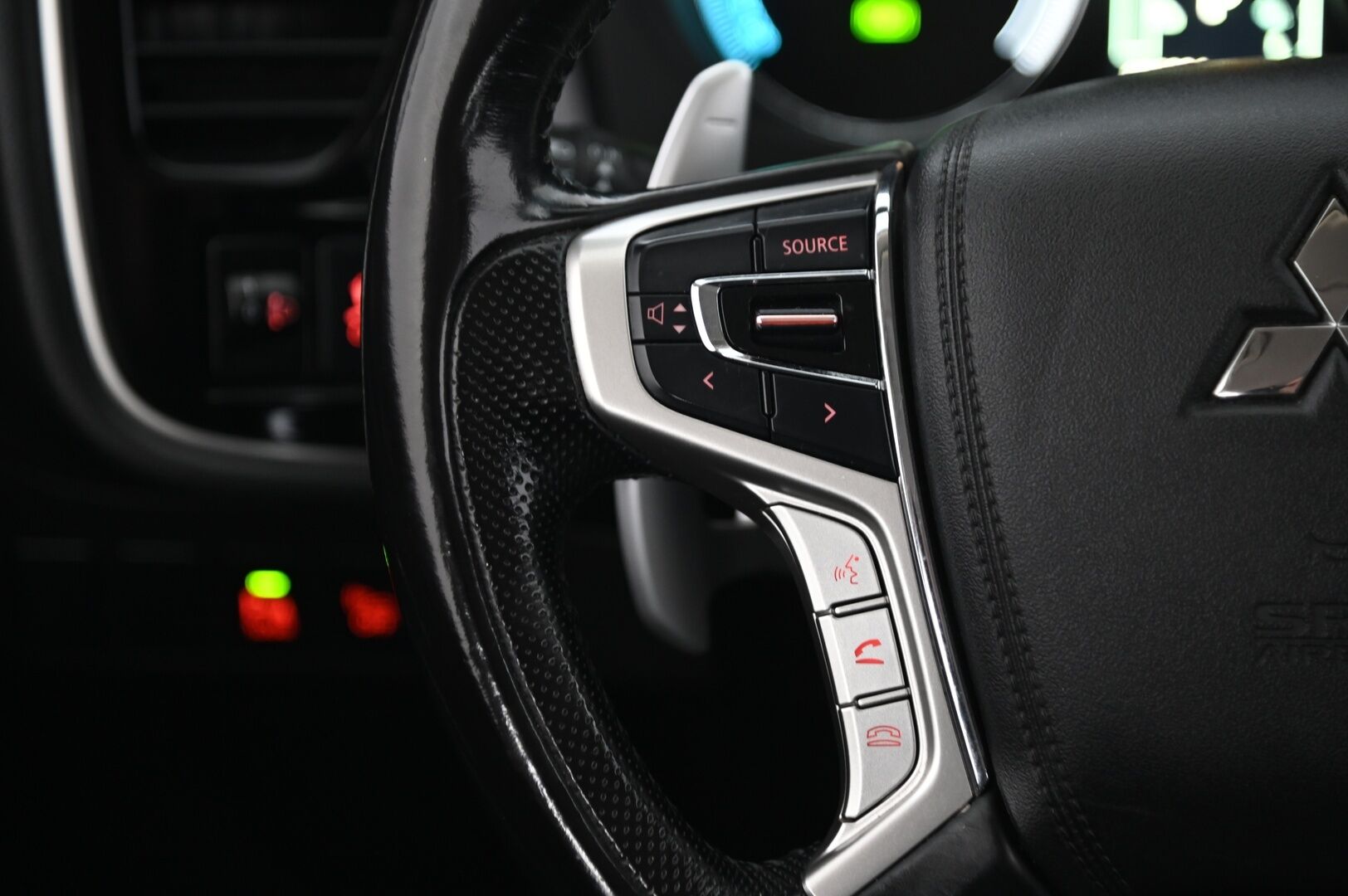 Mitsubishi Outlander 2015 Mitsubishi Outlander Farmari (AC) 4ov 1998cm3 *P-Kamera / Rockford Audio / Navi* - *Hyvät Nastat / Juuri tullut / Juuri leimattu* - HULLU BLACKWEEK KORKOTARJOUS 2,49%