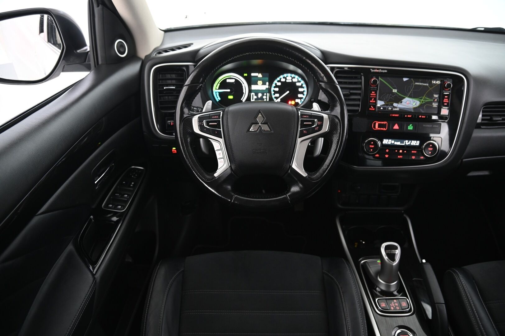 Mitsubishi Outlander 2015 Mitsubishi Outlander Farmari (AC) 4ov 1998cm3 *P-Kamera / Rockford Audio / Navi* - *Hyvät Nastat / Juuri tullut / Juuri leimattu* - HULLU BLACKWEEK KORKOTARJOUS 2,49%