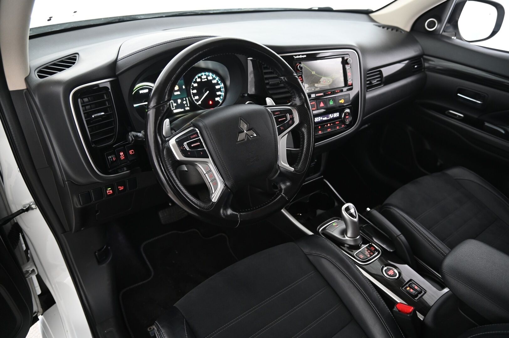 Mitsubishi Outlander 2016 Instyle Navi 4WD Aut *P-Kamera / Rockford Audio / Navi* - *Hyvät Nastat / Juuri tullut / Juuri leimattu* - HULLU BLACKWEEK KORKOTARJOUS 2,49%