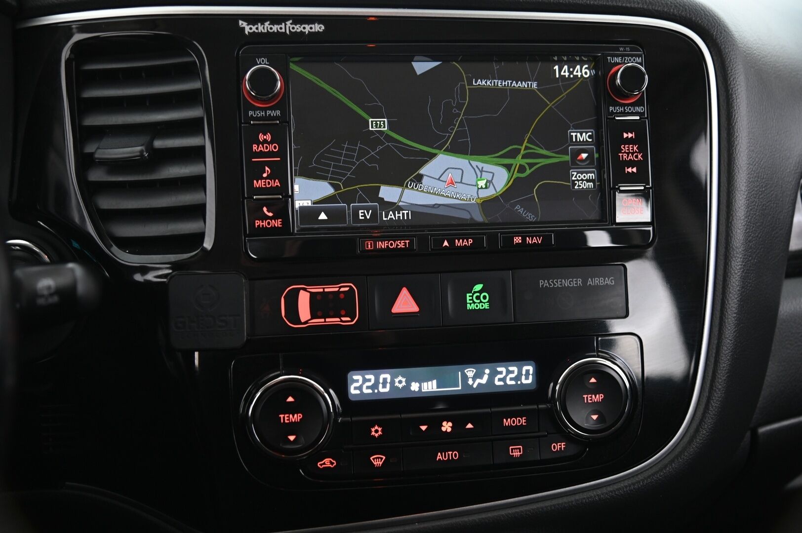 Mitsubishi Outlander 2015 Mitsubishi Outlander Farmari (AC) 4ov 1998cm3 *P-Kamera / Rockford Audio / Navi* - *Hyvät Nastat / Juuri tullut / Juuri leimattu* - HULLU BLACKWEEK KORKOTARJOUS 2,49%