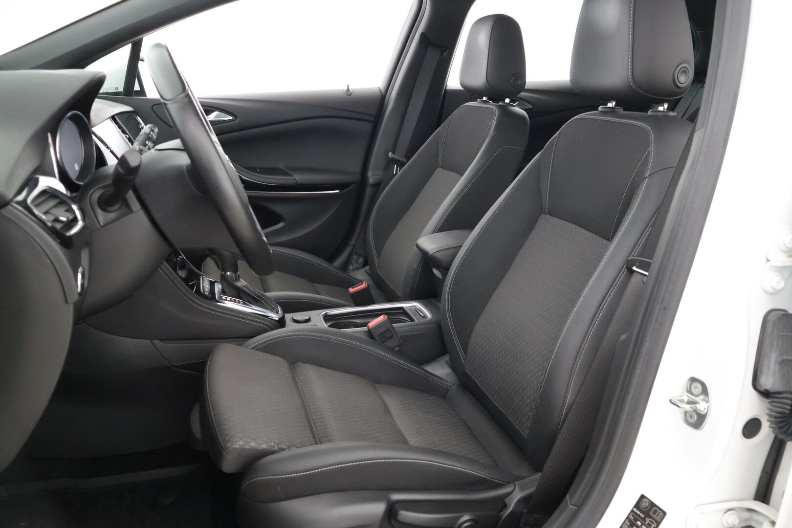 Opel Astra 2018 5-ov Innovation 1,4 Turbo *  ACC / Kaistavahti / BLIS / Avaimeton kulku ja käyn / P-Kamera / Lohko ja sisä * - Kesäkuussa huollettu / Jakopää ketjulla / Hyvät renkaat / Hyvä huoltohistoria *