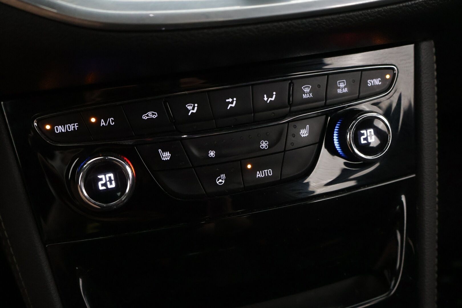 Opel Astra 2018 5-ov Innovation 1,4 Turbo *  ACC / Kaistavahti / BLIS / Avaimeton kulku ja käyn / P-Kamera / Lohko ja sisä * - Kesäkuussa huollettu / Jakopää ketjulla / Hyvät renkaat / Hyvä huoltohistoria *