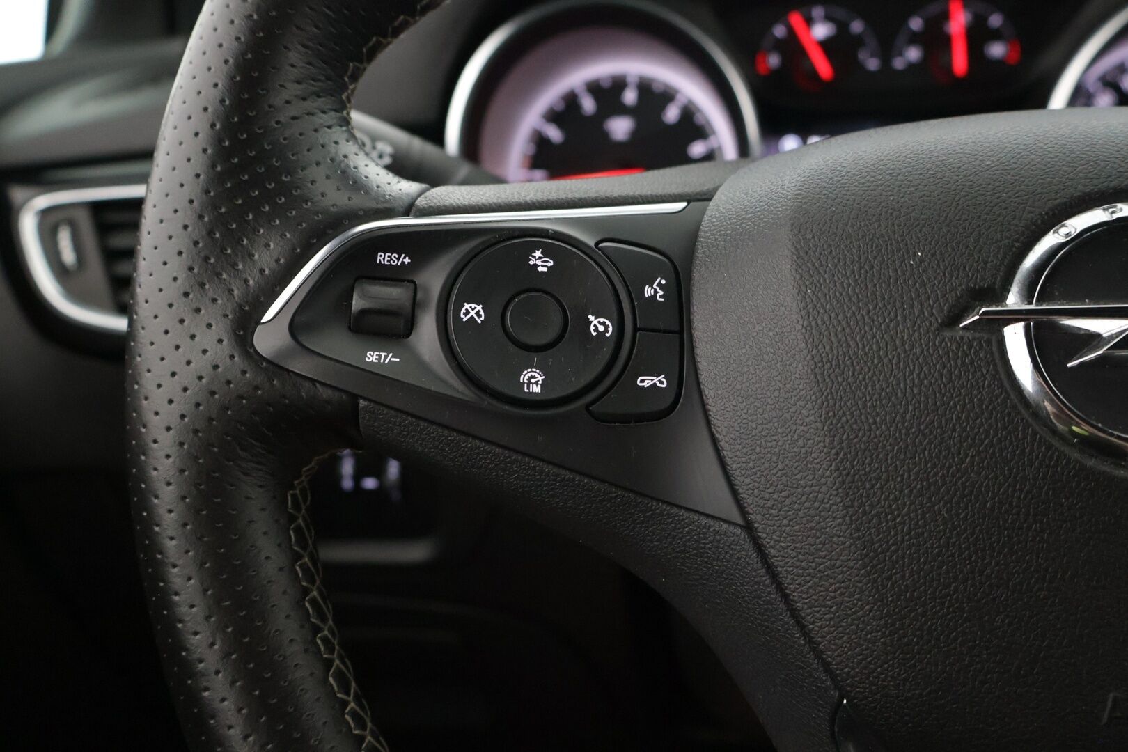 Opel Astra 2018 5-ov Innovation 1,4 Turbo *  ACC / Kaistavahti / BLIS / Avaimeton kulku ja käyn / P-Kamera / Lohko ja sisä * - Kesäkuussa huollettu / Jakopää ketjulla / Hyvät renkaat / Hyvä huoltohistoria *