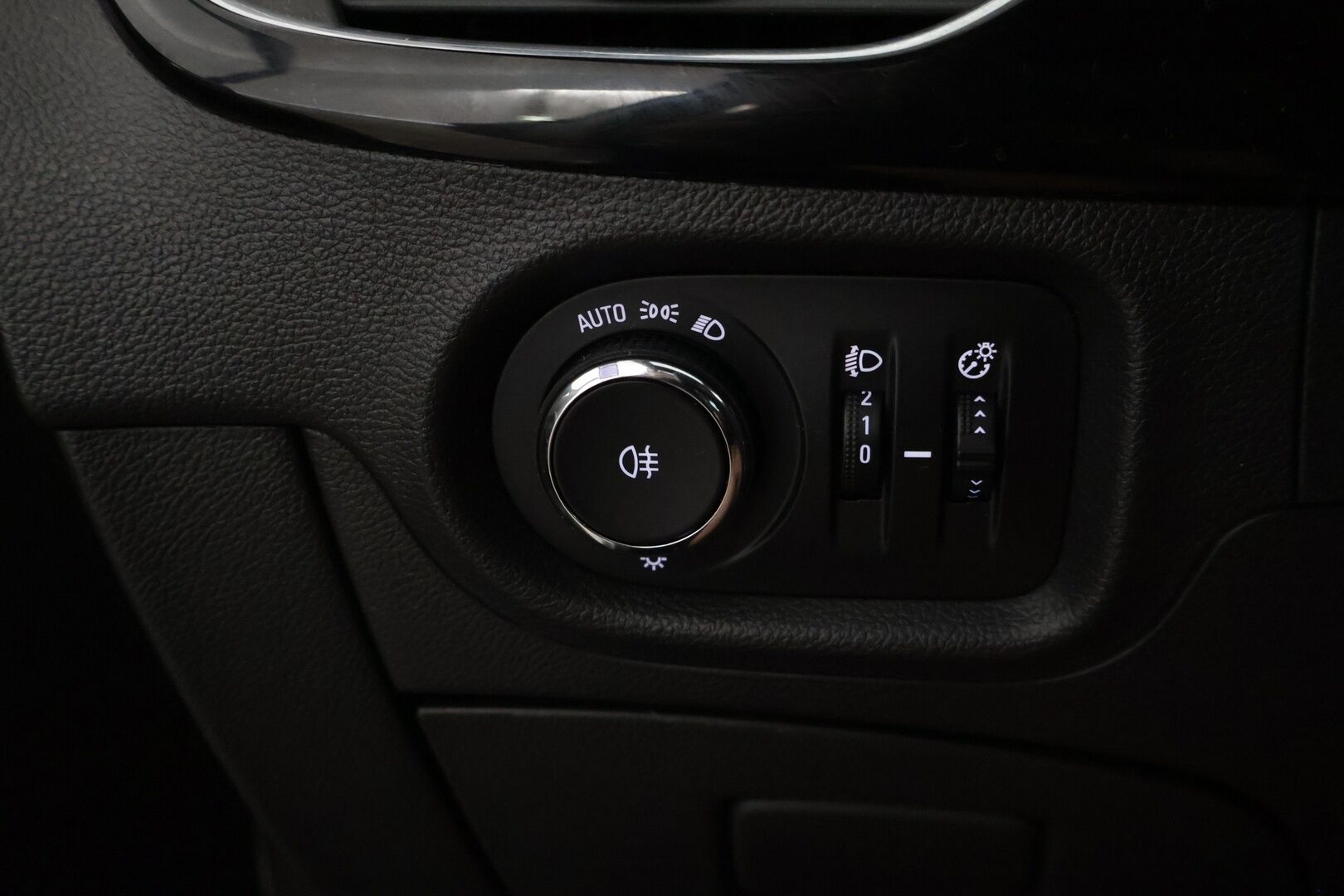 Opel Astra 2018 5-ov Innovation 1,4 Turbo *  ACC / Kaistavahti / BLIS / Avaimeton kulku ja käyn / P-Kamera / Lohko ja sisä * - Kesäkuussa huollettu / Jakopää ketjulla / Hyvät renkaat / Hyvä huoltohistoria *