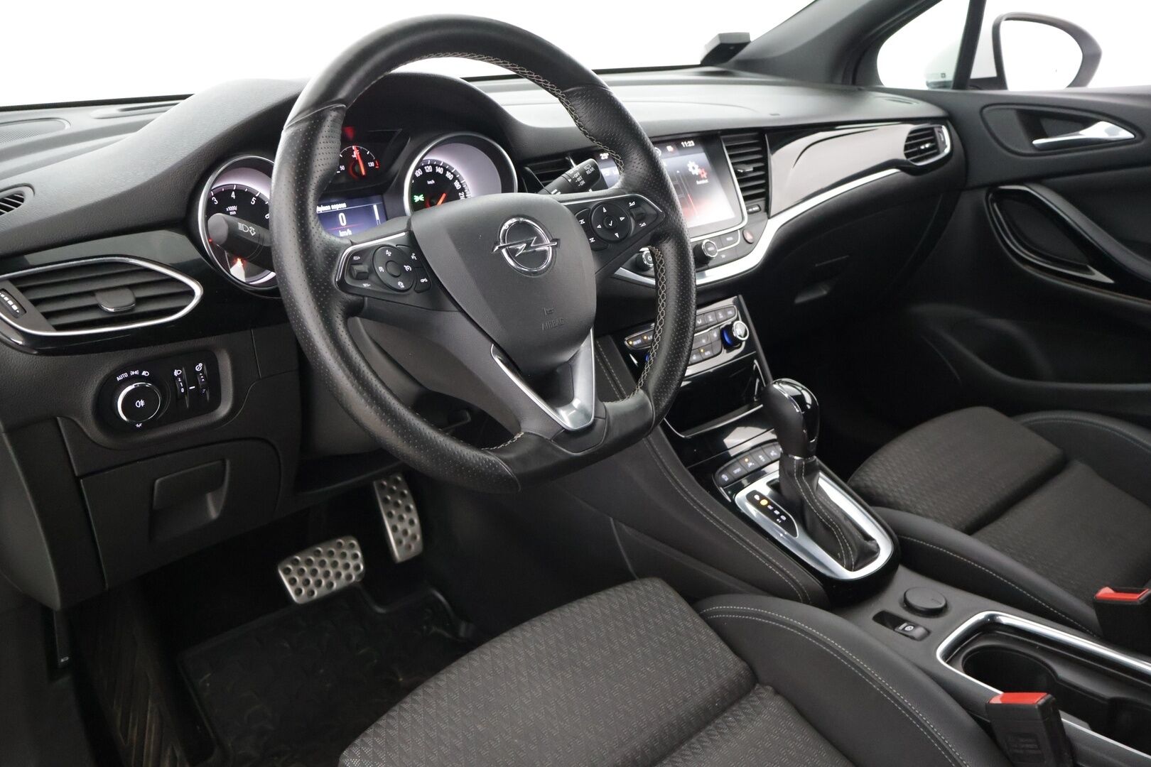 Opel Astra 2018 5-ov Innovation 1,4 Turbo *  ACC / Kaistavahti / BLIS / Avaimeton kulku ja käyn / P-Kamera / Lohko ja sisä * - Kesäkuussa huollettu / Jakopää ketjulla / Hyvät renkaat / Hyvä huoltohistoria *