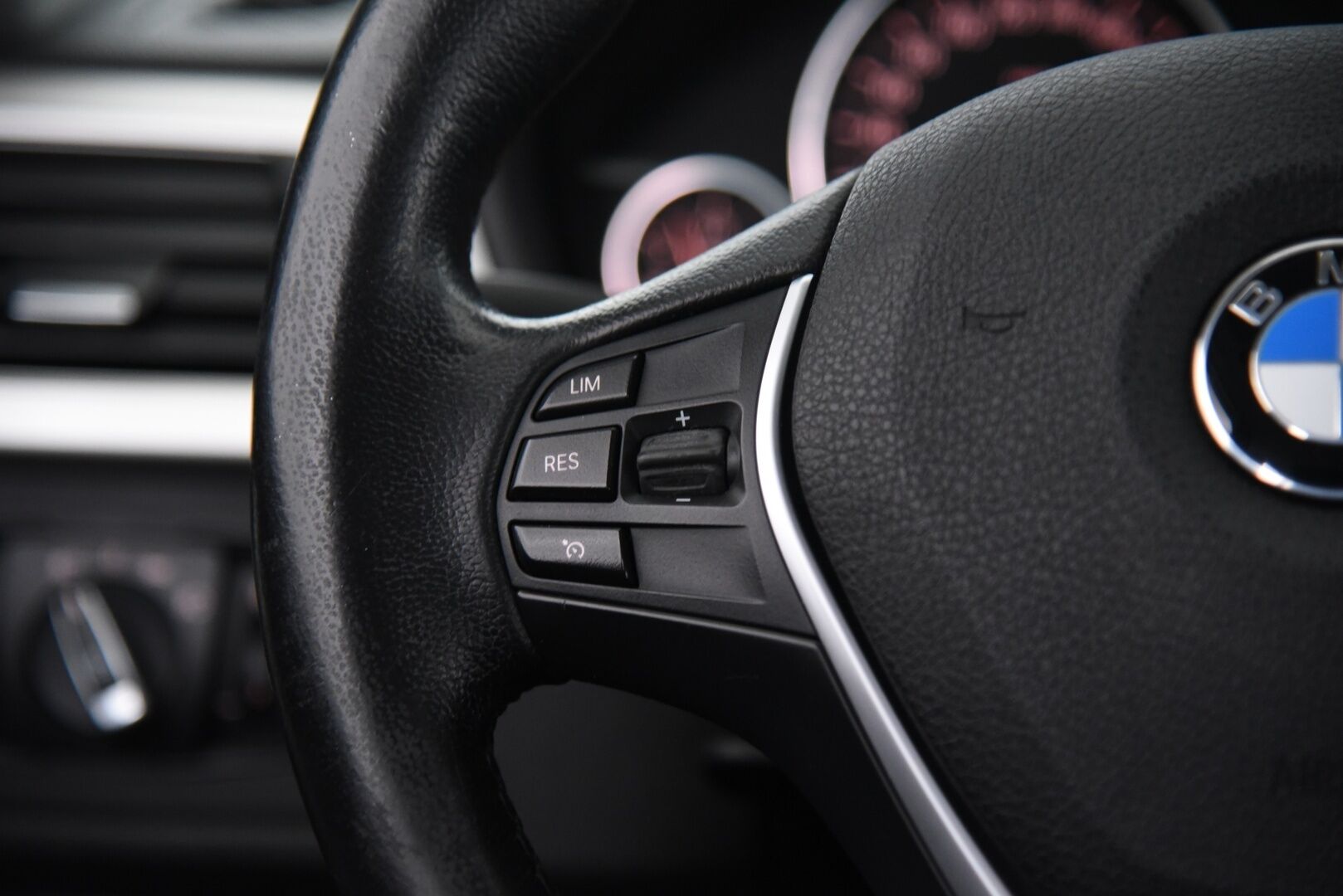 BMW 318 2016 3-sarja F31 Touring 318d A Business / Vetokoukku / P. Tutkat / Lohkolämmitin / Sähkökontti - 2x Hyvät renkaat!