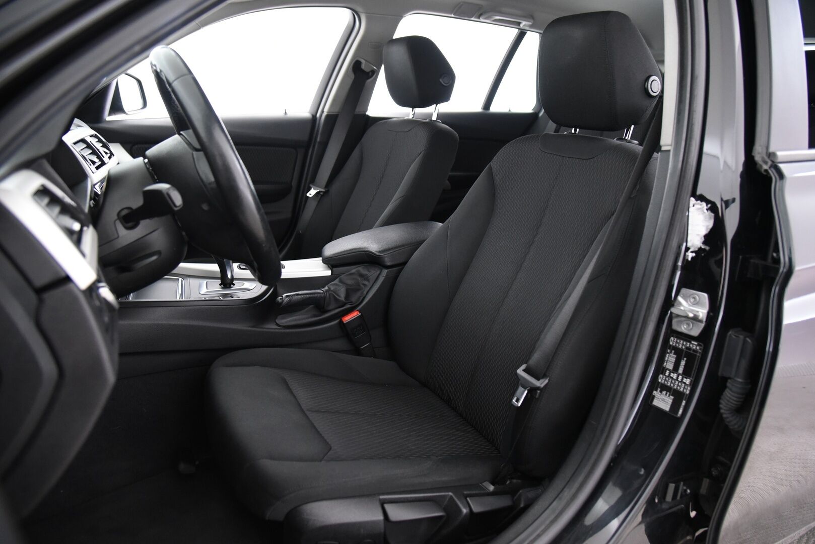 BMW 318 2016 3-sarja F31 Touring 318d A Business / Vetokoukku / P. Tutkat / Lohkolämmitin / Sähkökontti - 2x Hyvät renkaat!