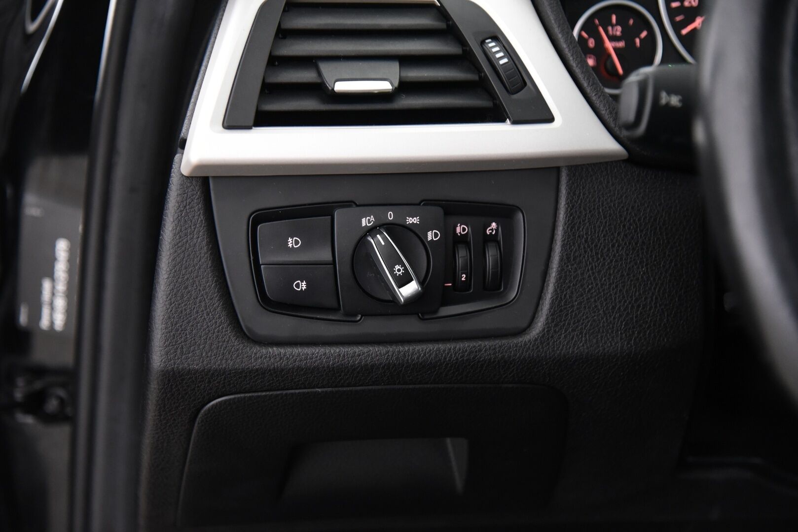 BMW 318 2016 3-sarja F31 Touring 318d A Business / Vetokoukku / P. Tutkat / Lohkolämmitin / Sähkökontti - 2x Hyvät renkaat!