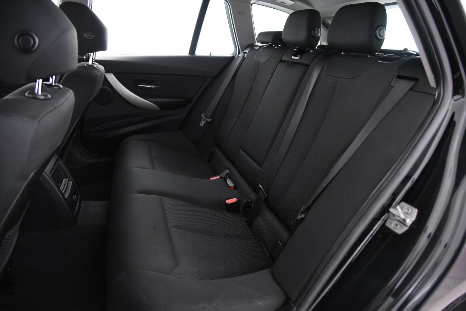 BMW 318 2016 3-sarja F31 Touring 318d A Business / Vetokoukku / P. Tutkat / Lohkolämmitin / Sähkökontti - 2x Hyvät renkaat!