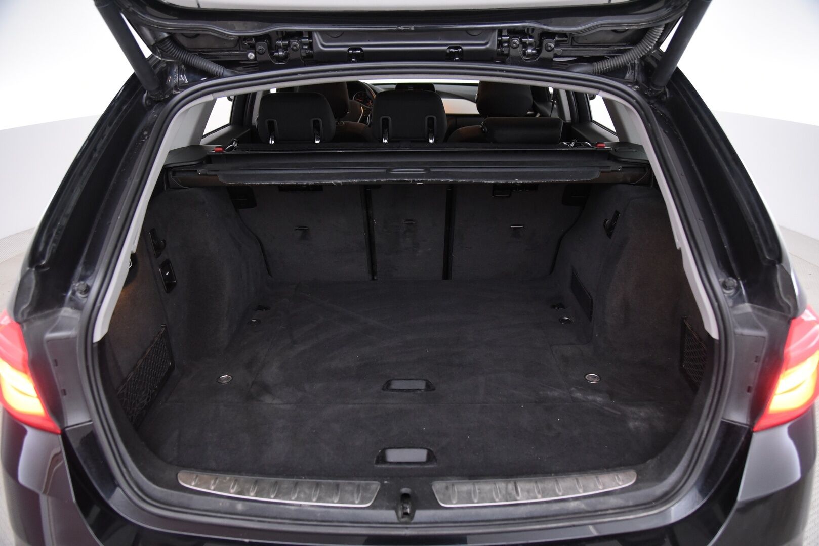 BMW 318 2016 3-sarja F31 Touring 318d A Business / Vetokoukku / P. Tutkat / Lohkolämmitin / Sähkökontti - 2x Hyvät renkaat!