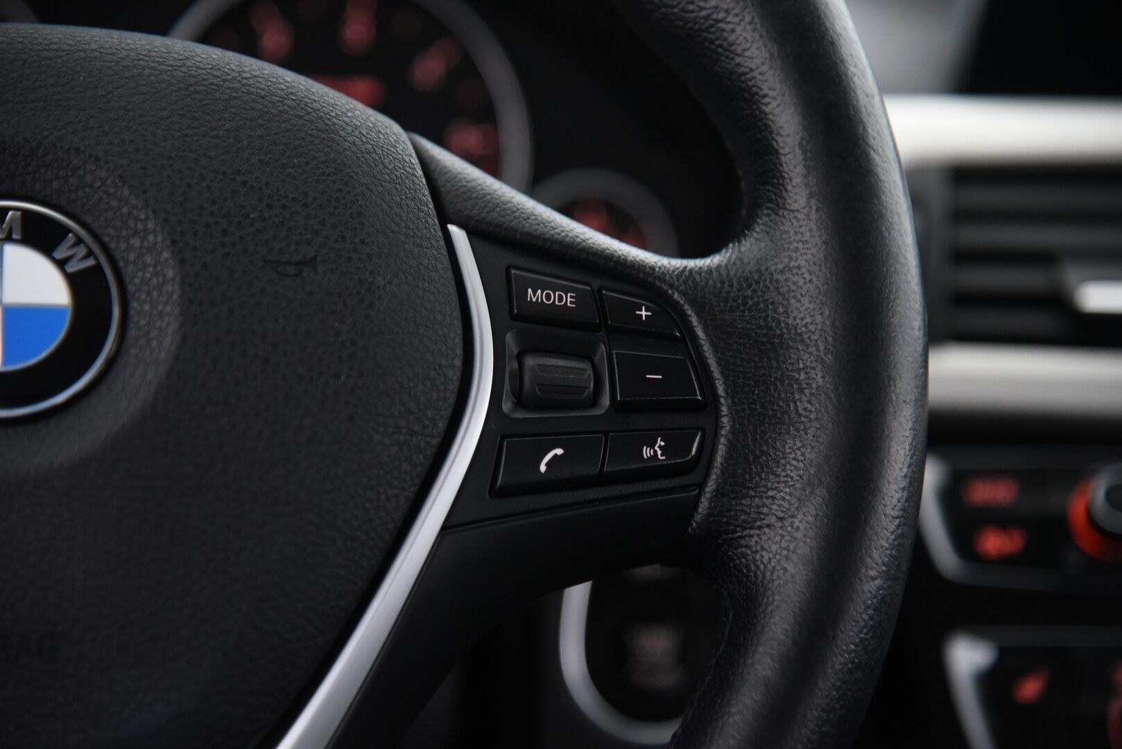 BMW 318 2016 3-sarja F31 Touring 318d A Business / Vetokoukku / P. Tutkat / Lohkolämmitin / Sähkökontti - 2x Hyvät renkaat!