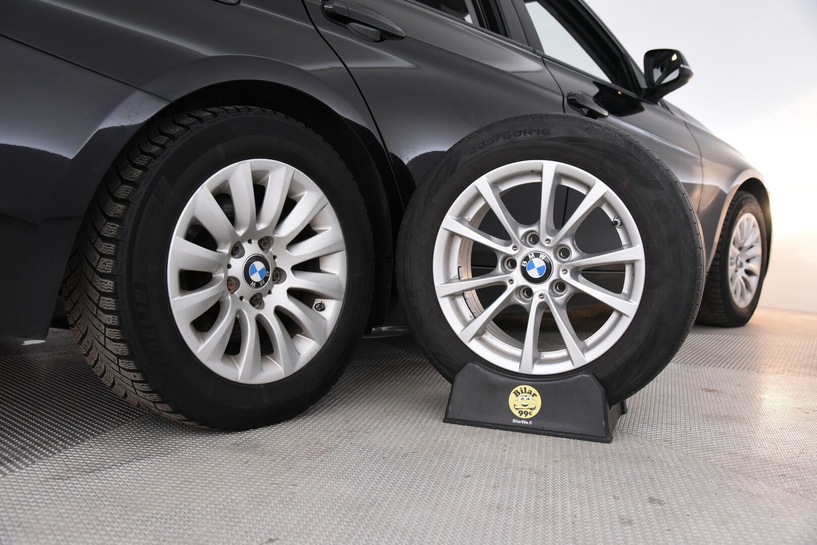 BMW 318 2016 3-sarja F31 Touring 318d A Business / Vetokoukku / P. Tutkat / Lohkolämmitin / Sähkökontti - 2x Hyvät renkaat!