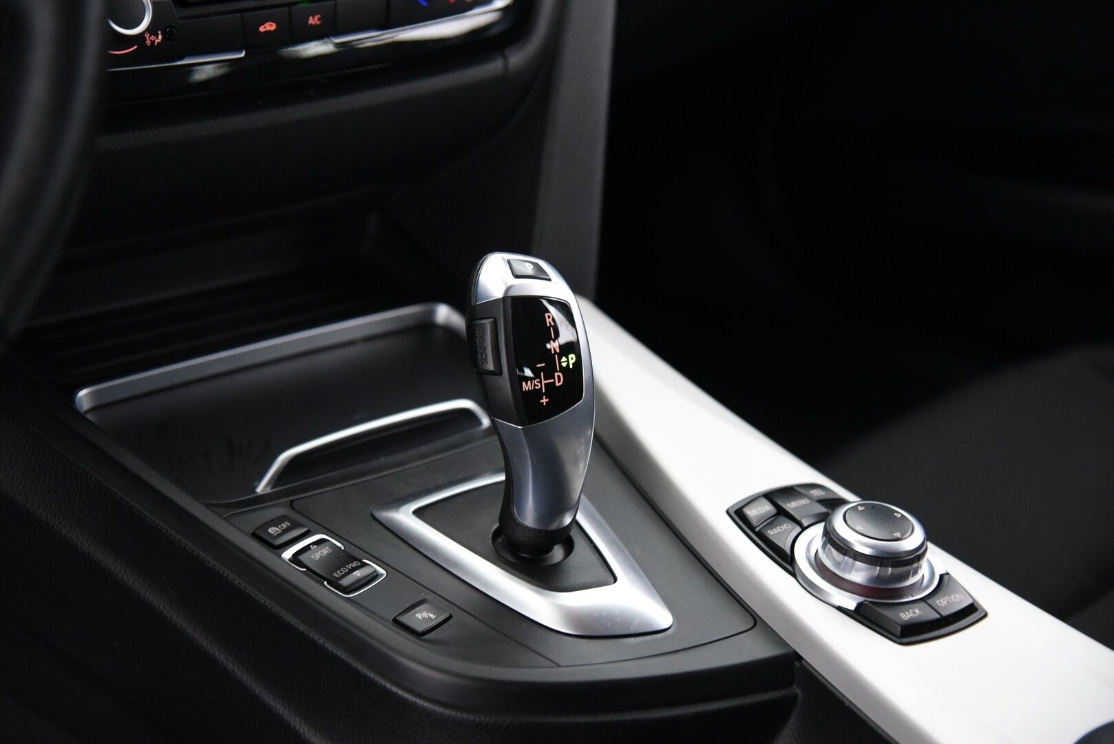 BMW 318 2016 3-sarja F31 Touring 318d A Business / Vetokoukku / P. Tutkat / Lohkolämmitin / Sähkökontti - 2x Hyvät renkaat!