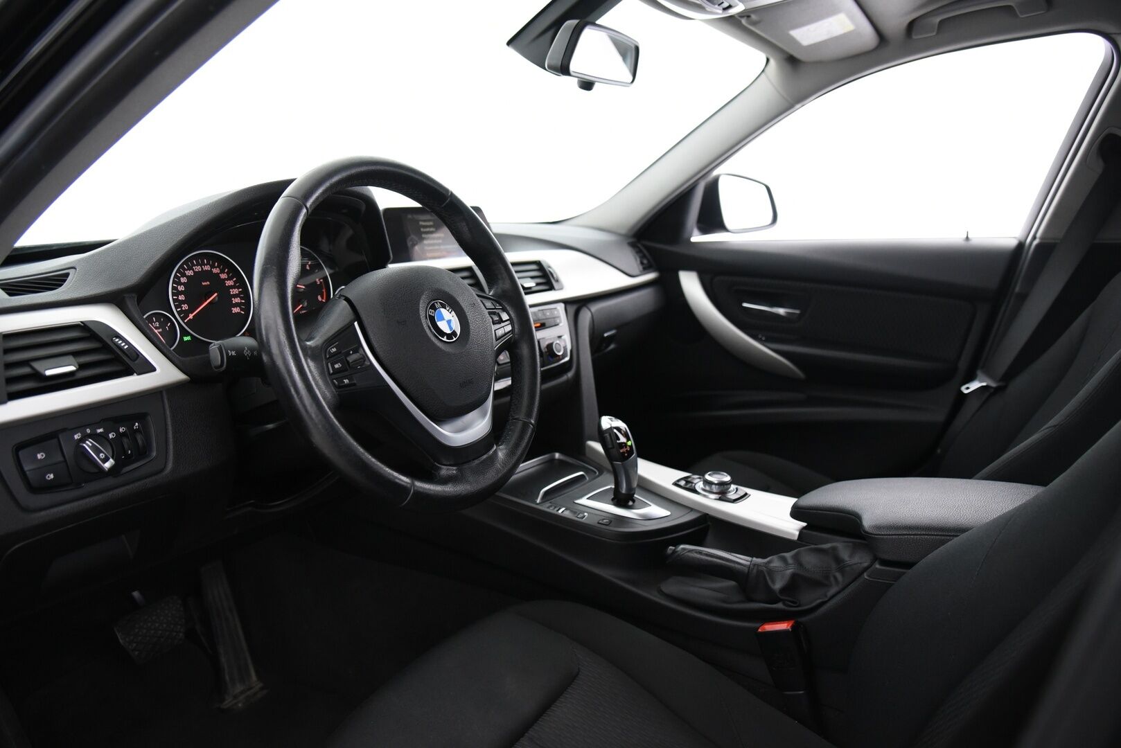 BMW 318 2016 3-sarja F31 Touring 318d A Business / Vetokoukku / P. Tutkat / Lohkolämmitin / Sähkökontti - 2x Hyvät renkaat!