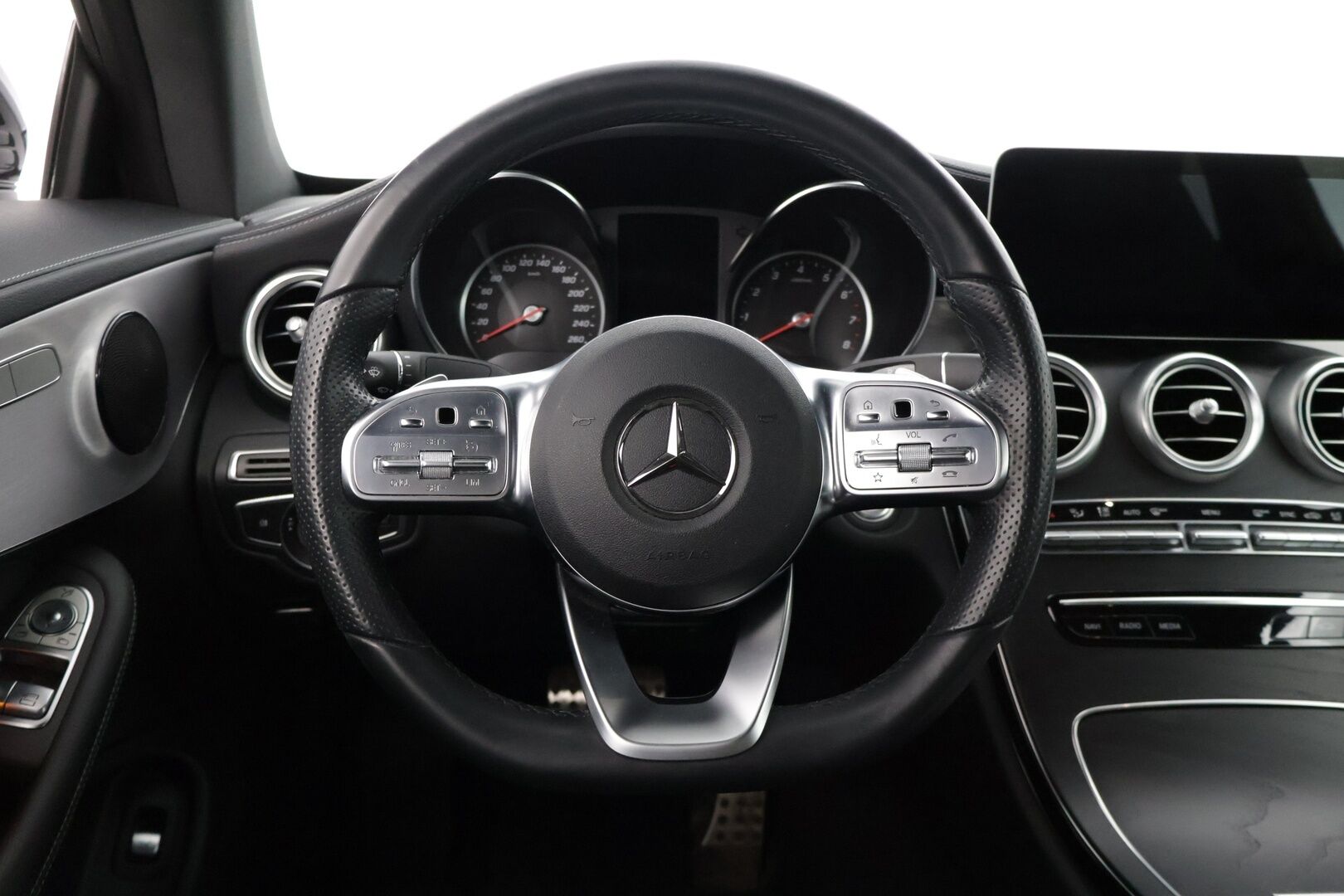 Mercedes-Benz C 2019 200 A Coupé AMG-Styling * Comand / P-Kamera / Sporttinahat / Navi / AppleCarPlay * - 3,99 % KORKOTARJOUS TÄHÄN AUTOON - * 2-om Suomi-auto / Merkkiliikkeen Huoltohistoria *