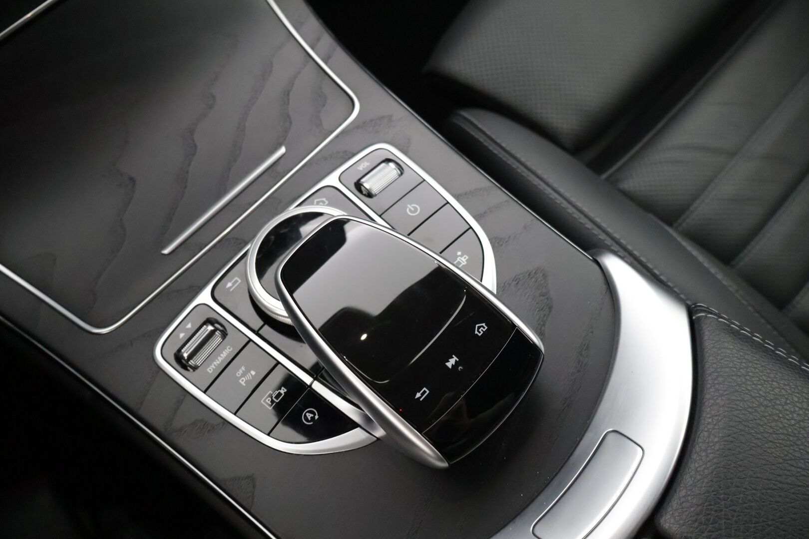 Mercedes-Benz C 2019 200 A Coupé AMG-Styling * Comand / P-Kamera / Sporttinahat / Navi / AppleCarPlay * - 3,99 % KORKOTARJOUS TÄHÄN AUTOON - * 2-om Suomi-auto / Merkkiliikkeen Huoltohistoria *