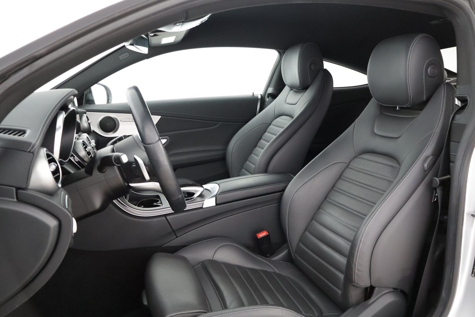 Mercedes-Benz C 2019 200 A Coupé AMG-Styling * Comand / P-Kamera / Sporttinahat / Navi / AppleCarPlay * - 3,99 % KORKOTARJOUS TÄHÄN AUTOON - * 2-om Suomi-auto / Merkkiliikkeen Huoltohistoria *