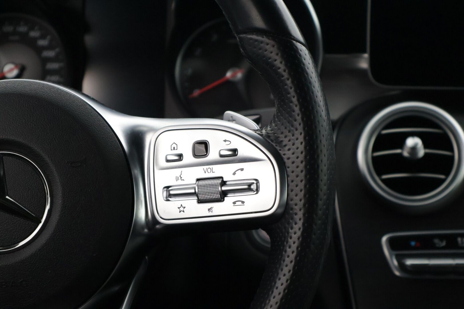 Mercedes-Benz C 2019 200 A Coupé AMG-Styling * Comand / P-Kamera / Sporttinahat / Navi / AppleCarPlay * - 3,99 % KORKOTARJOUS TÄHÄN AUTOON - * 2-om Suomi-auto / Merkkiliikkeen Huoltohistoria *