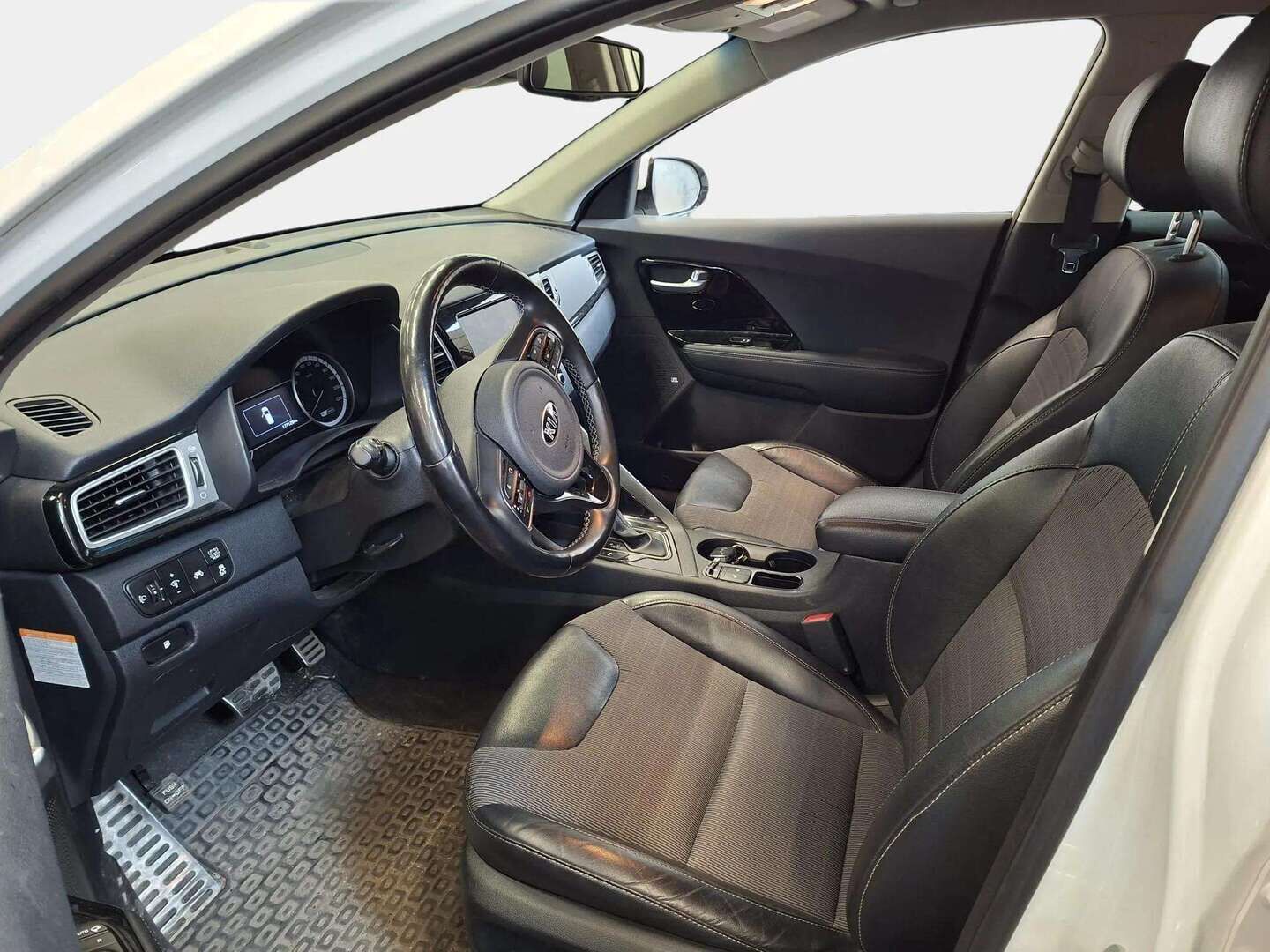 Kia Niro 2018 1,6 GDI Hybrid FIFA World Cup Edition DCT * ACC / LKA / JBL / P.kamera & tutkat / Sähköpenkki / Puolinahat / Navi *