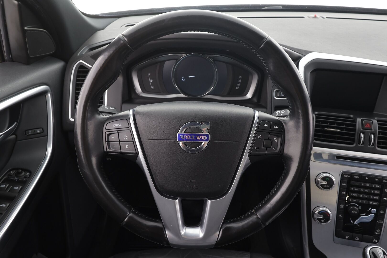 Volvo XC60 2016 D4 AWD Ocean Race aut * Webasto / Koukku / Panorama / Nahat / Xenon / P.Tutkat / Navi * - Kahdet renkaat aluvanteilla