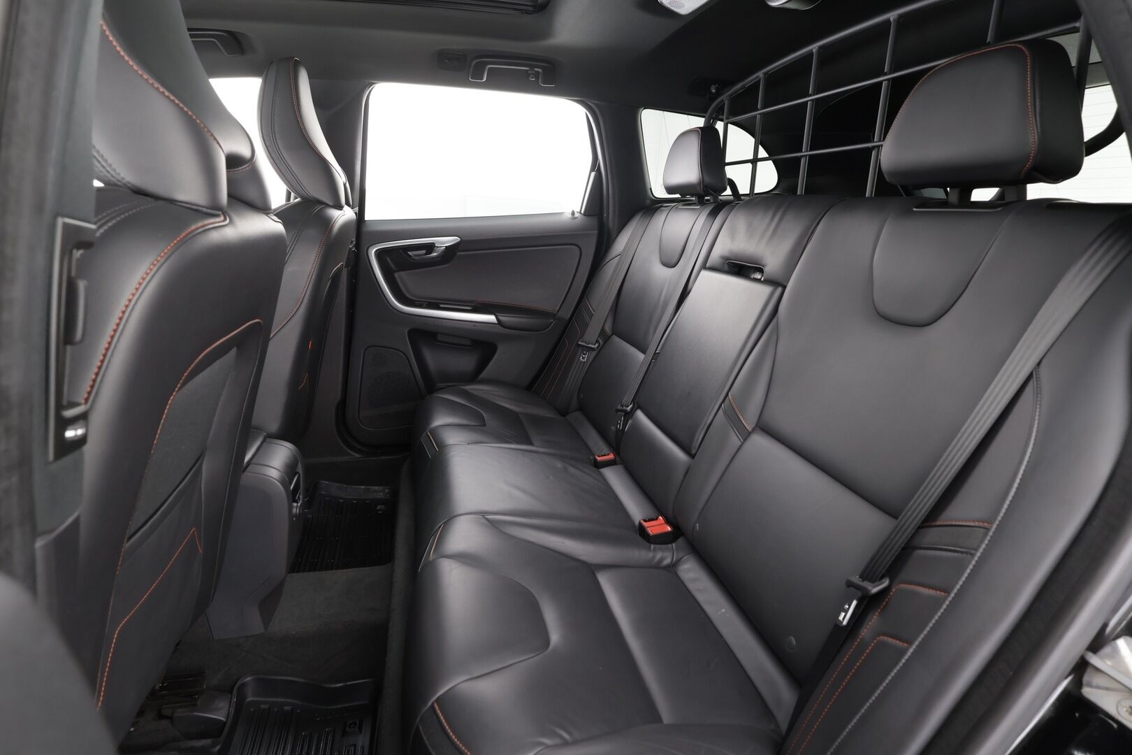 Volvo XC60 2016 D4 AWD Ocean Race aut * Webasto / Koukku / Panorama / Nahat / Xenon / P.Tutkat / Navi * - Kahdet renkaat aluvanteilla