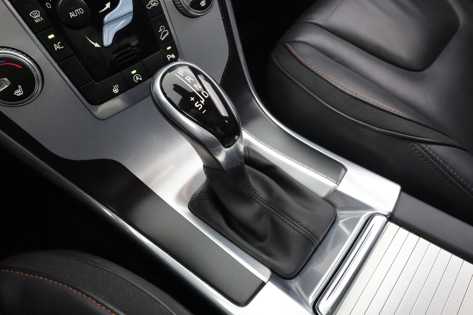 Volvo XC60 2016 D4 AWD Ocean Race aut * Webasto / Koukku / Panorama / Nahat / Xenon / P.Tutkat / Navi * - Kahdet renkaat aluvanteilla