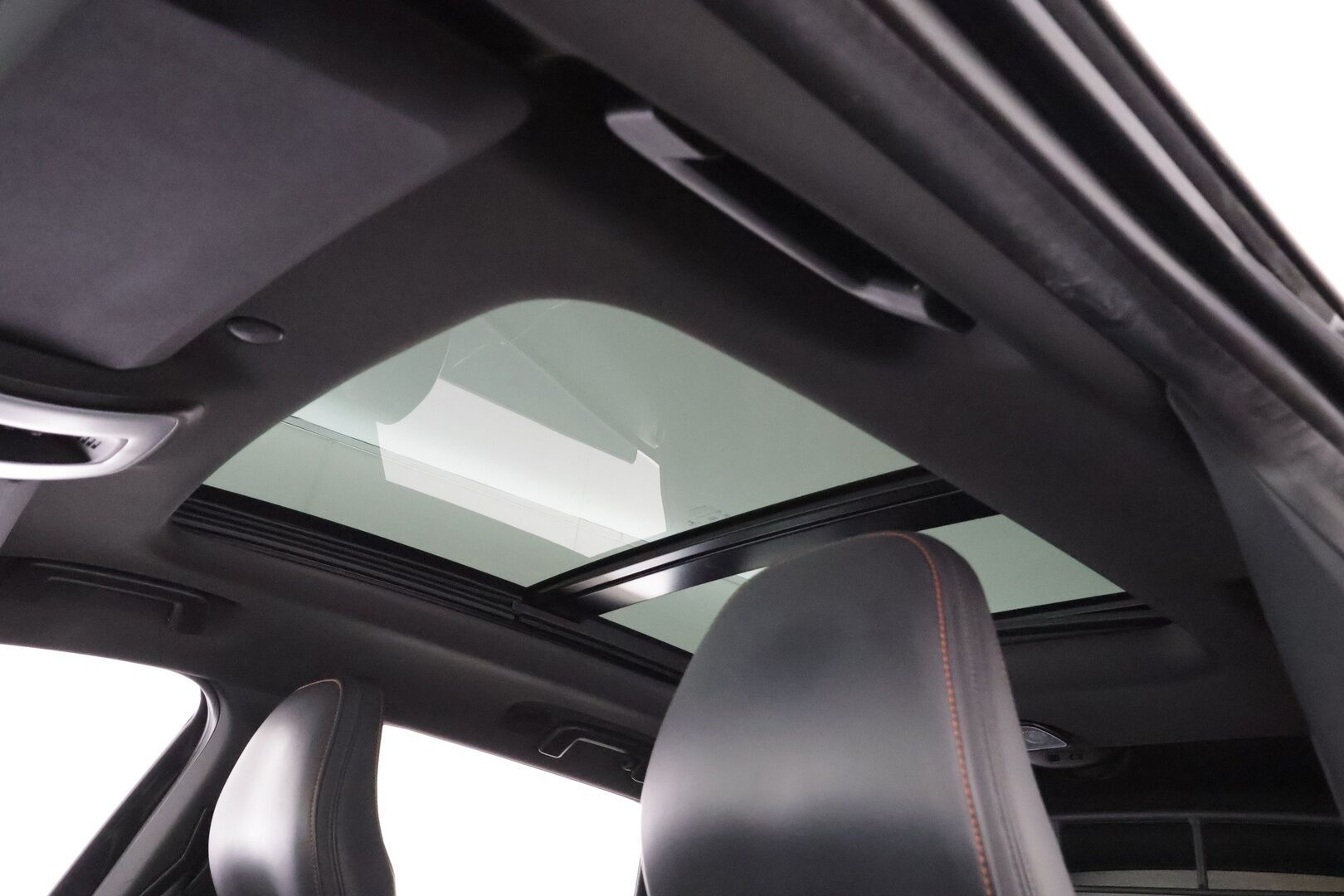 Volvo XC60 2016 D4 AWD Ocean Race aut * Webasto / Koukku / Panorama / Nahat / Xenon / P.Tutkat / Navi * - Kahdet renkaat aluvanteilla