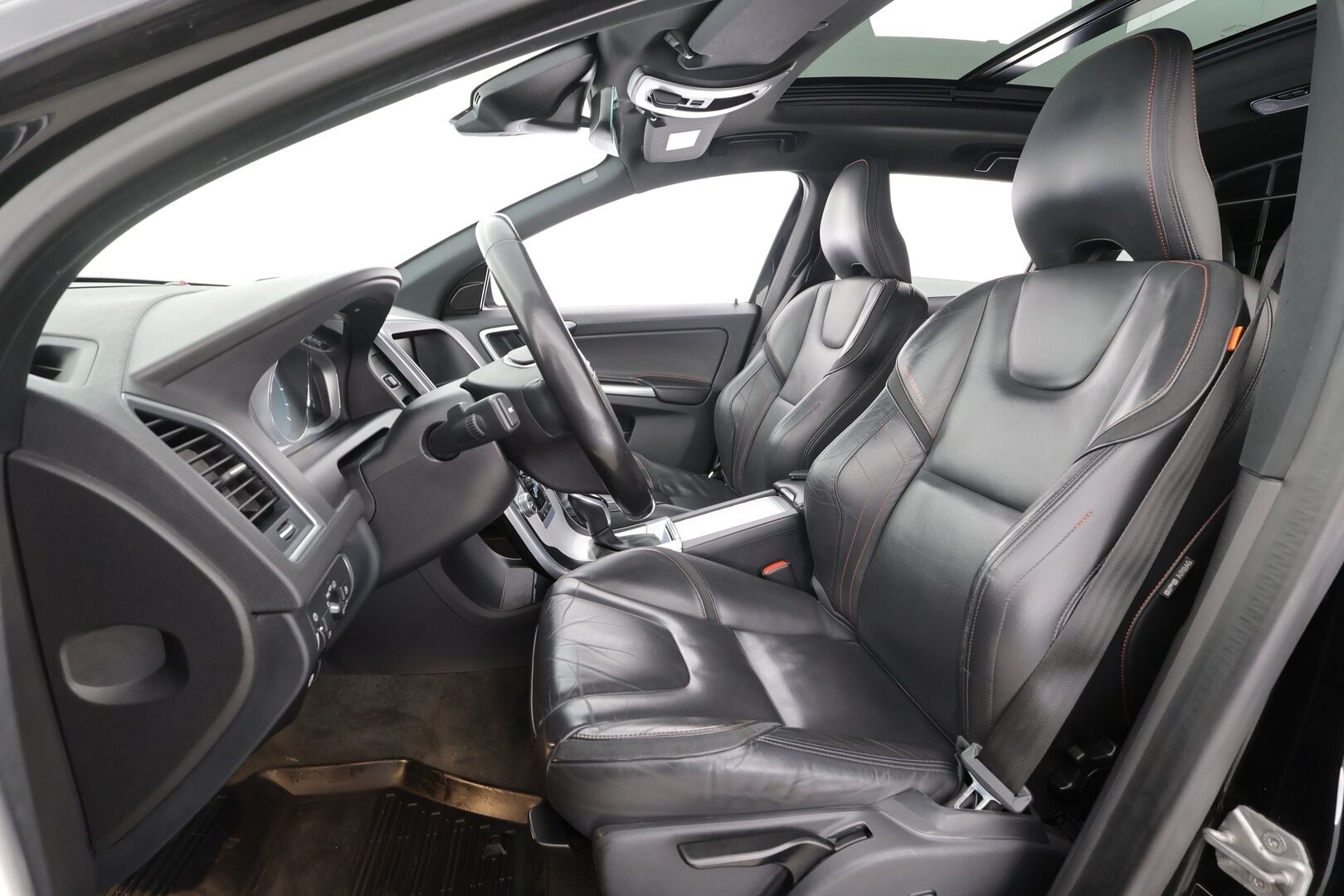 Volvo XC60 2016 D4 AWD Ocean Race aut * Webasto / Koukku / Panorama / Nahat / Xenon / P.Tutkat / Navi * - Kahdet renkaat aluvanteilla