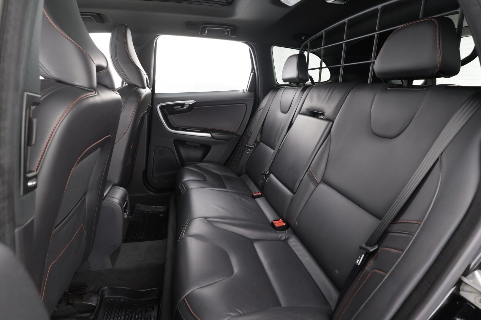 Volvo XC60 2016 D4 AWD Ocean Race aut *Webasto / Koukku / Panorama / Nahat / Navi / Xenon / P.Tutkat* - Kahdet renkaat aluvanteilla - HULLUT AVAJAISHULINAT KORKOTARJOUS 3,29 %