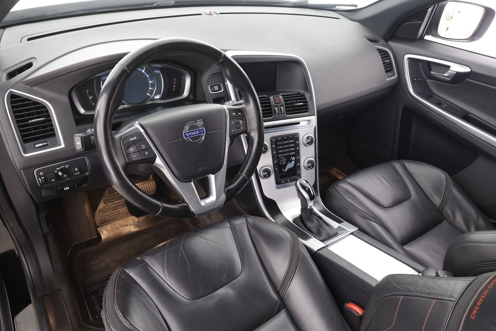 Volvo XC60 2016 D4 AWD Ocean Race aut *Webasto / Koukku / Panorama / Nahat / Navi / Xenon / P.Tutkat* - Kahdet renkaat aluvanteilla - HULLUT AVAJAISHULINAT KORKOTARJOUS 3,29 %