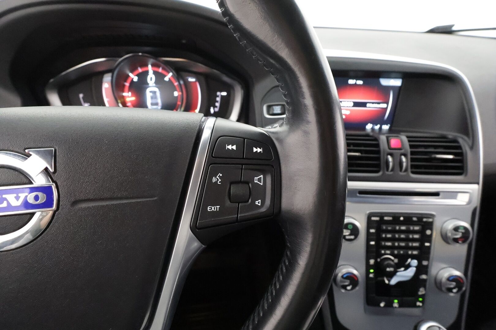 Volvo XC60 2016 D4 AWD Ocean Race aut * Webasto / Koukku / Panorama / Nahat / Xenon / P.Tutkat / Navi * - Kahdet renkaat aluvanteilla