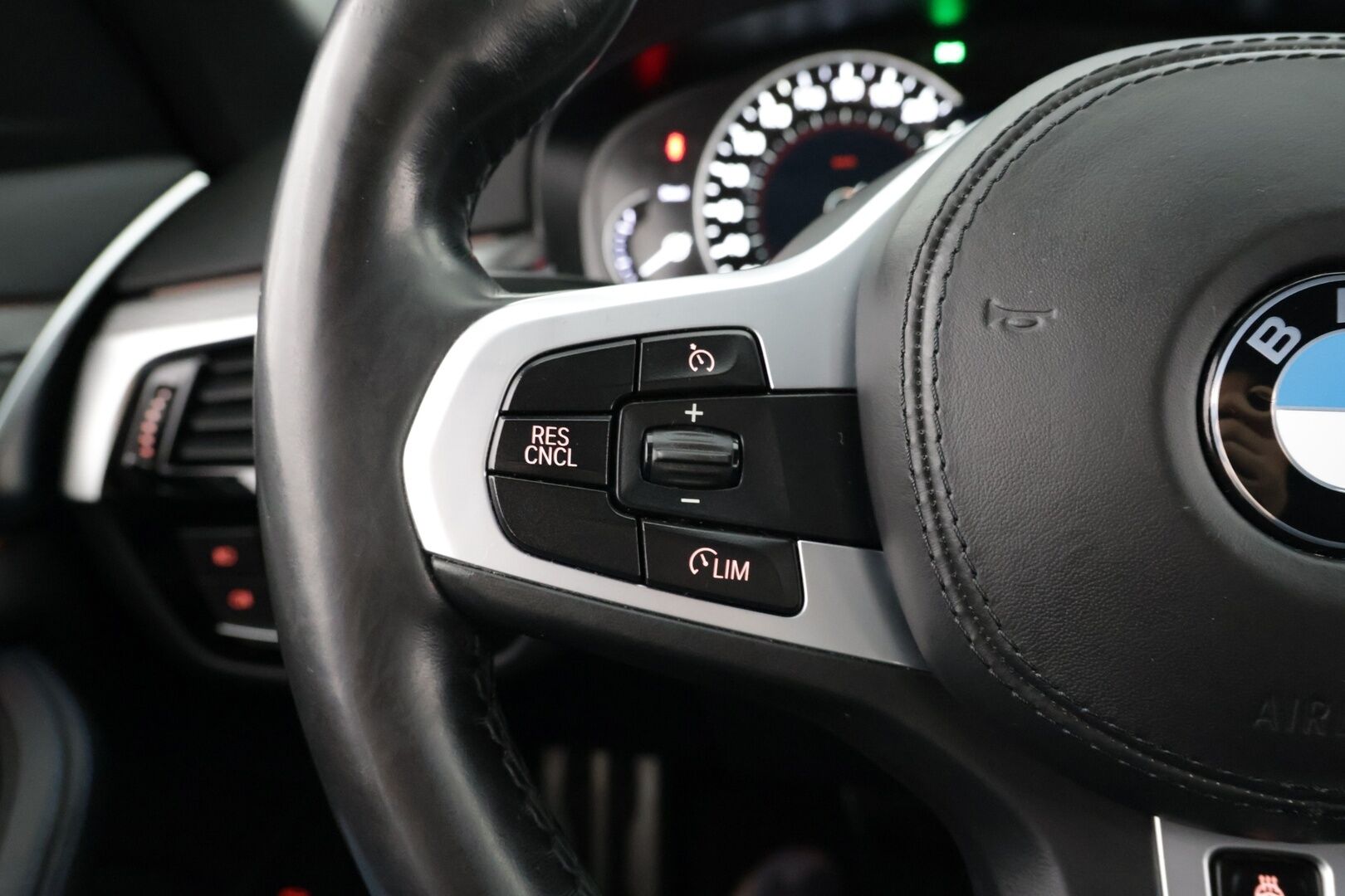 BMW 520 2018 G30 Sedan 520d A xDrive M Sport *Kessy / P-kamera /