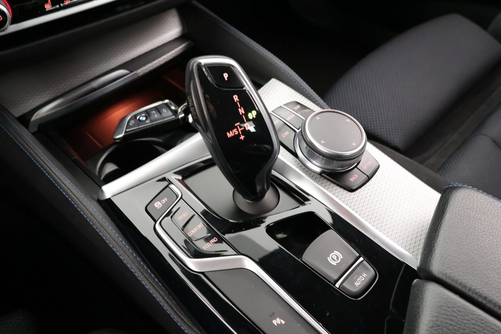 BMW 520 2018 G30 Sedan 520d A xDrive M Sport *Kessy / P-kamera /