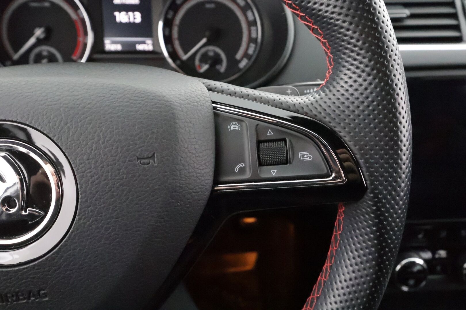 Skoda Octavia 2018 Combi 2,0 TSI RS DSG  * Webasto / ACC / LED / P.kamera / Navi / Keyless * - Facelift / Suomi-auto / Kahdet renkaat - HULLU BLACKWEEK KORKOTARJOUS 2,49%