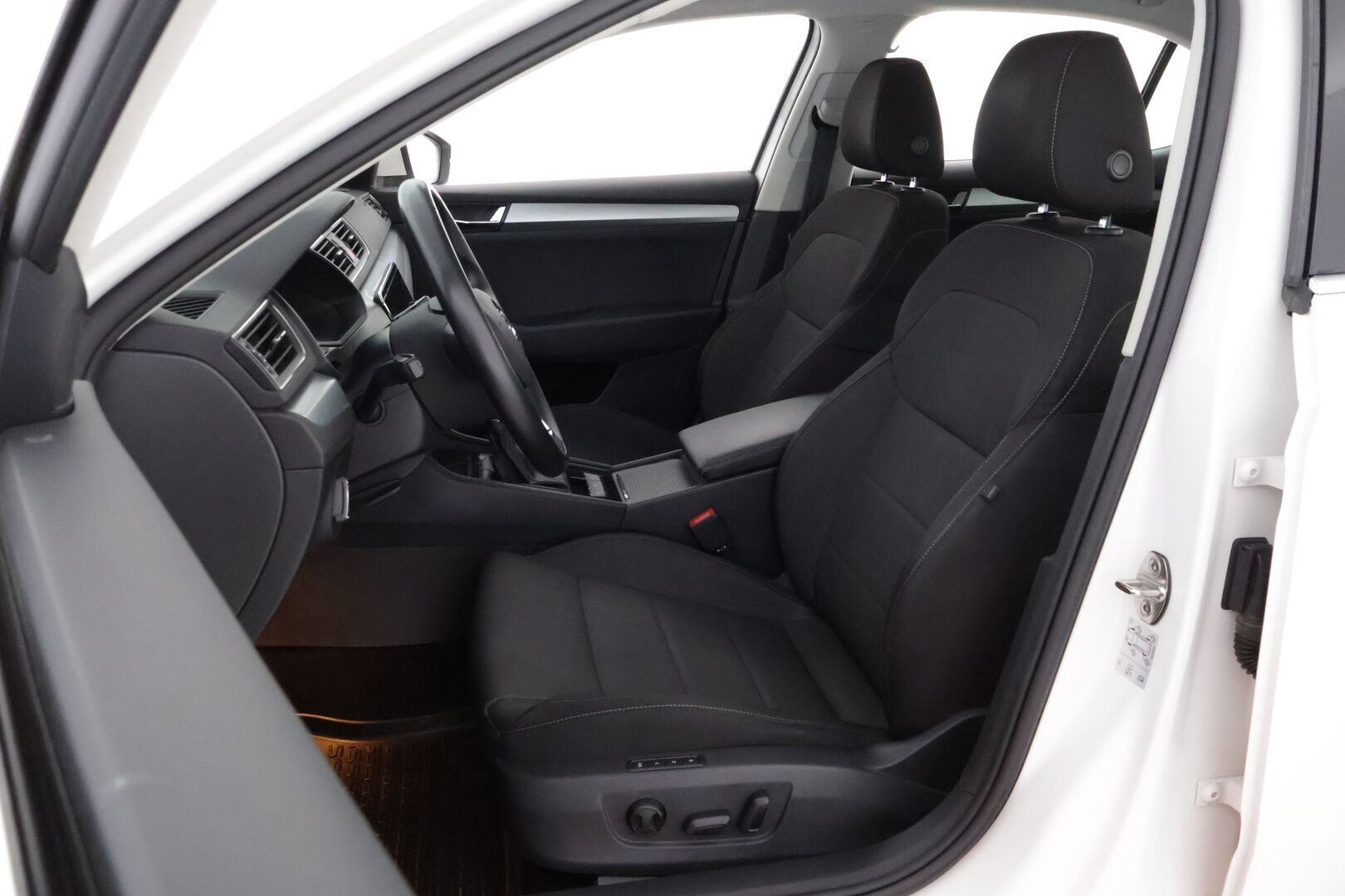 Skoda Superb 2018 1,4 TSI ACT Ambition BusinessLine * Webasto / Lämmitettävä Tuulilasi / Muistipenkki / Peruutustutkat / Vakkari / Suomiauto* - HULLUT VÄLIPÄIVÄT KORKOTARJOUS 2,49%