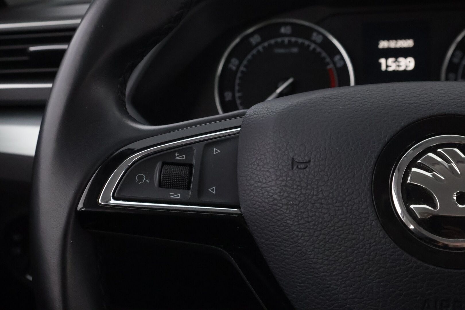 Skoda Superb 2018 1,4 TSI ACT Ambition BusinessLine * Webasto / Lämmitettävä Tuulilasi / Muistipenkki / Peruutustutkat / Vakkari / Suomiauto* - HULLUT VÄLIPÄIVÄT KORKOTARJOUS 2,49%