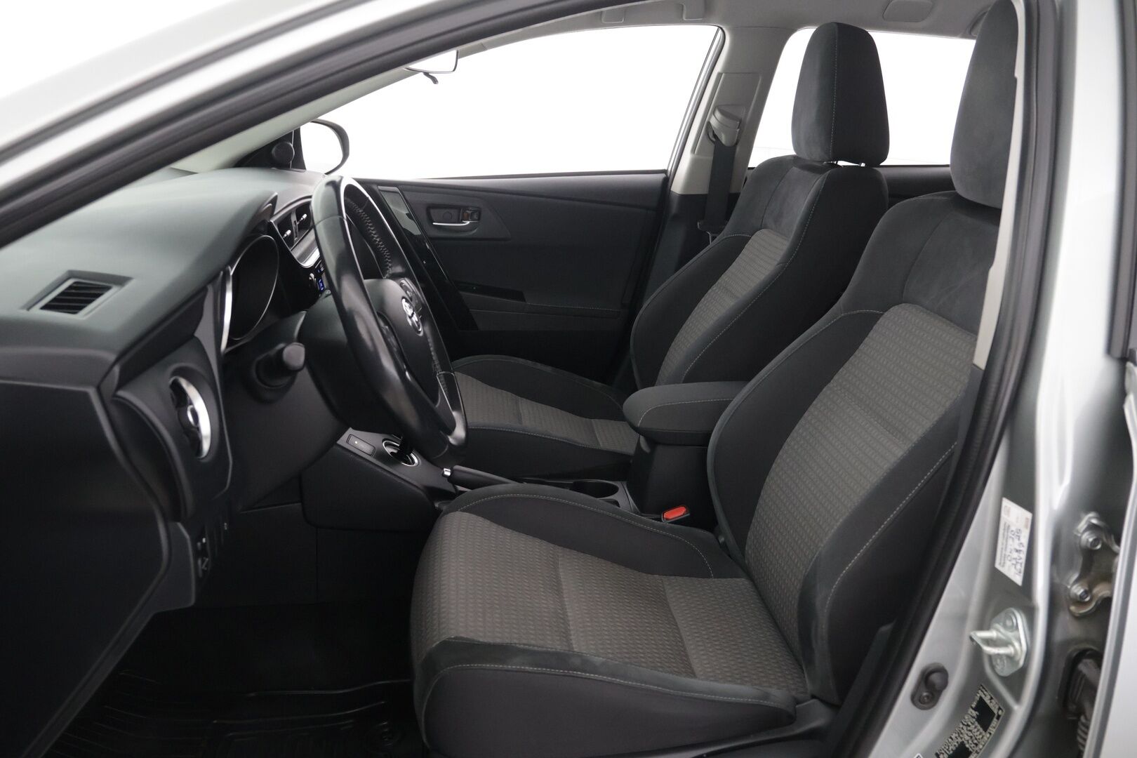 Toyota Auris 2018 Touring Sports 1,8 Hybrid Active Edition - Suomi-Auto / Navigaattori / Bluetooth / Peruutuskamera