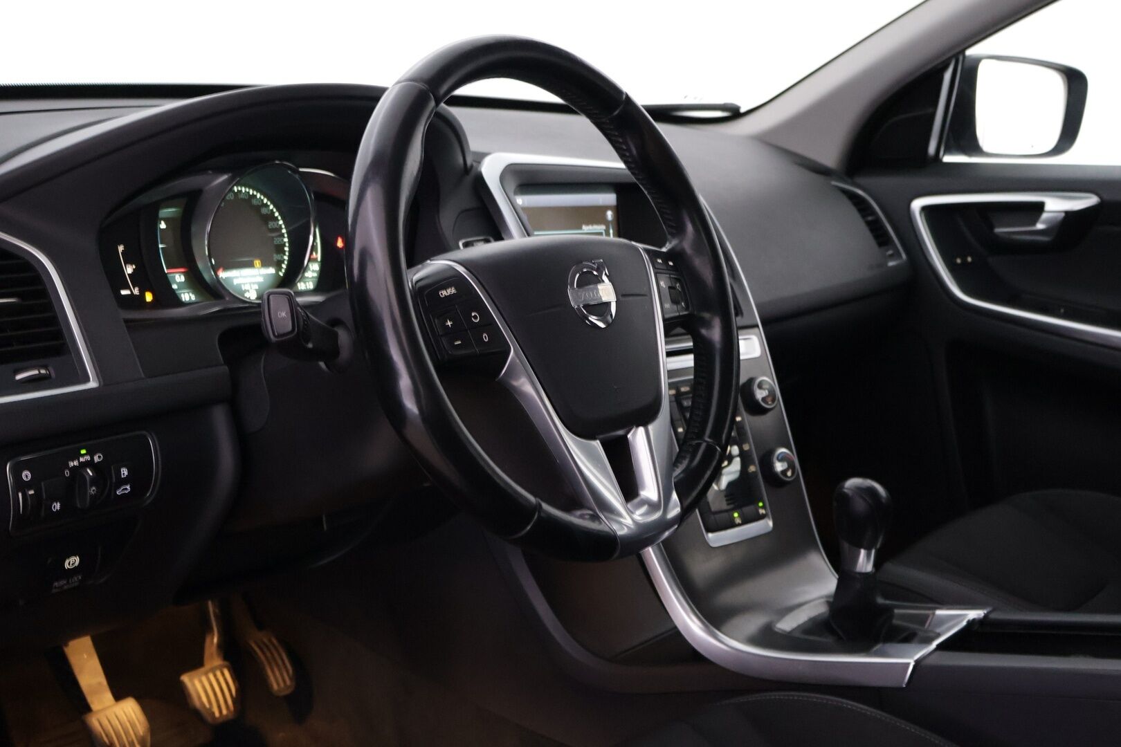 Volvo XC60 2014 D3 Momentum - Myydään Huutokaupat.com - | Webasto | Digimittaristo | Vakkari | Koukku | Audio high performance Jakopää tehty 274tkm | 2x Volvon aluvanteet 