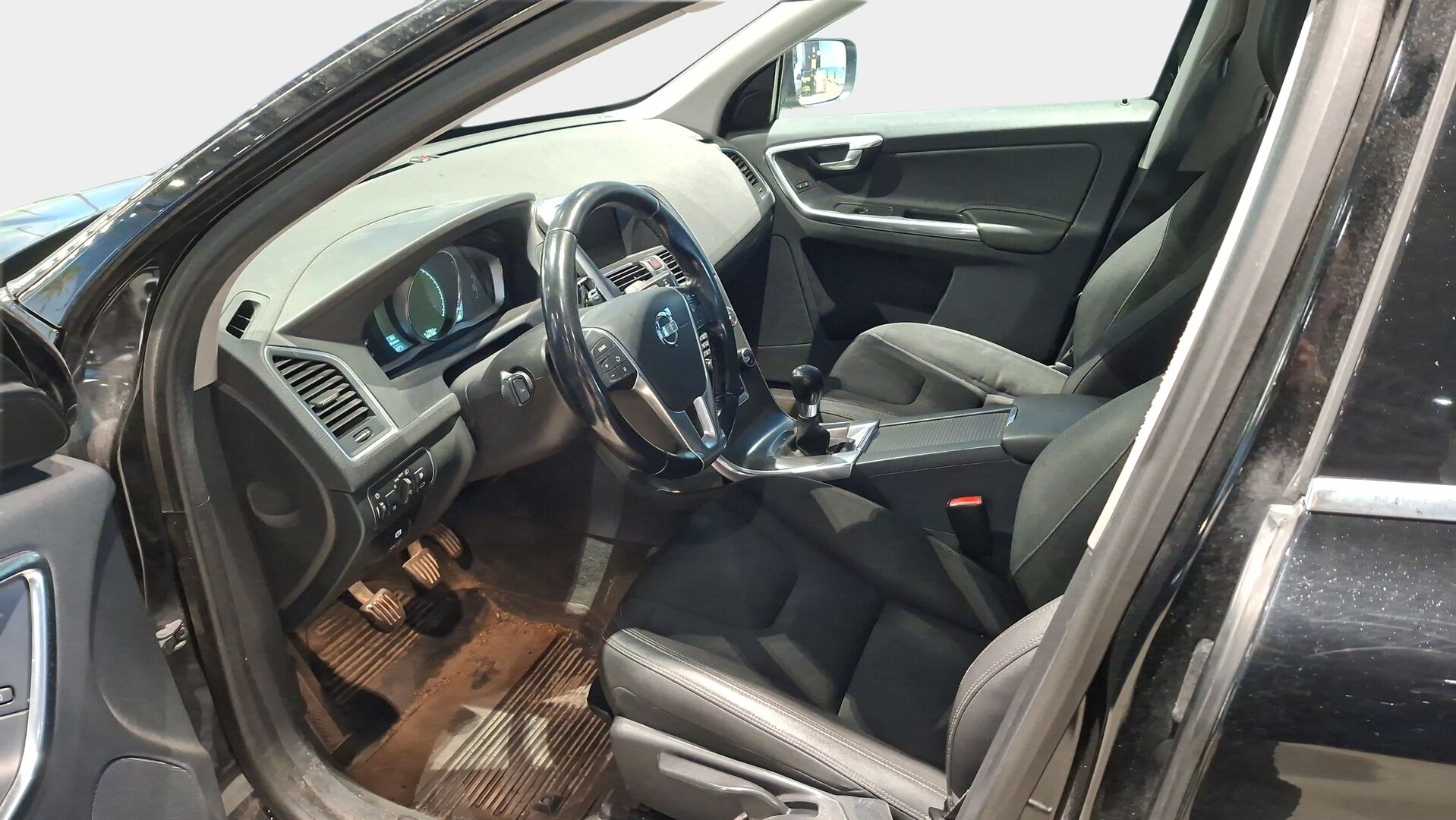 Volvo XC60 2014 D3 Momentum / Webasto / Digimittaristo / Vakkari / Koukku / Audio high performance - Xenon / Jakopää tehty 274tkm kohdalla / 2x Volvon aluvanteet 