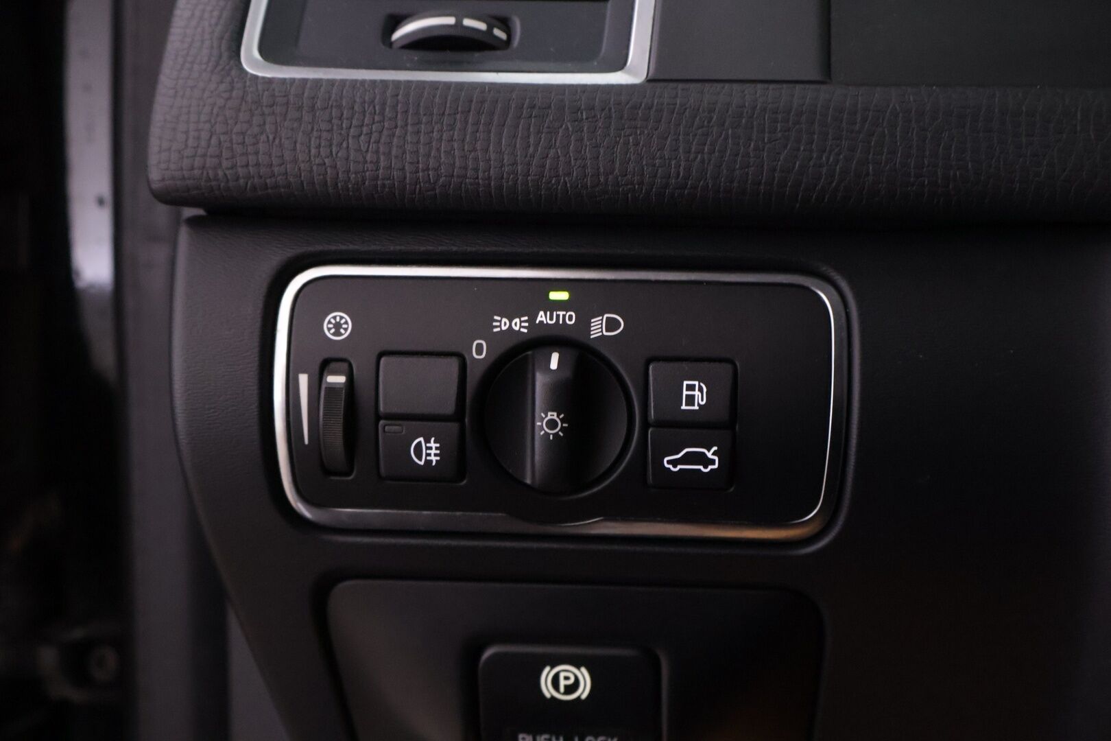 Volvo XC60 2014 D3 Momentum - Myydään Huutokaupat.com - | Webasto | Digimittaristo | Vakkari | Koukku | Audio high performance Jakopää tehty 274tkm | 2x Volvon aluvanteet 