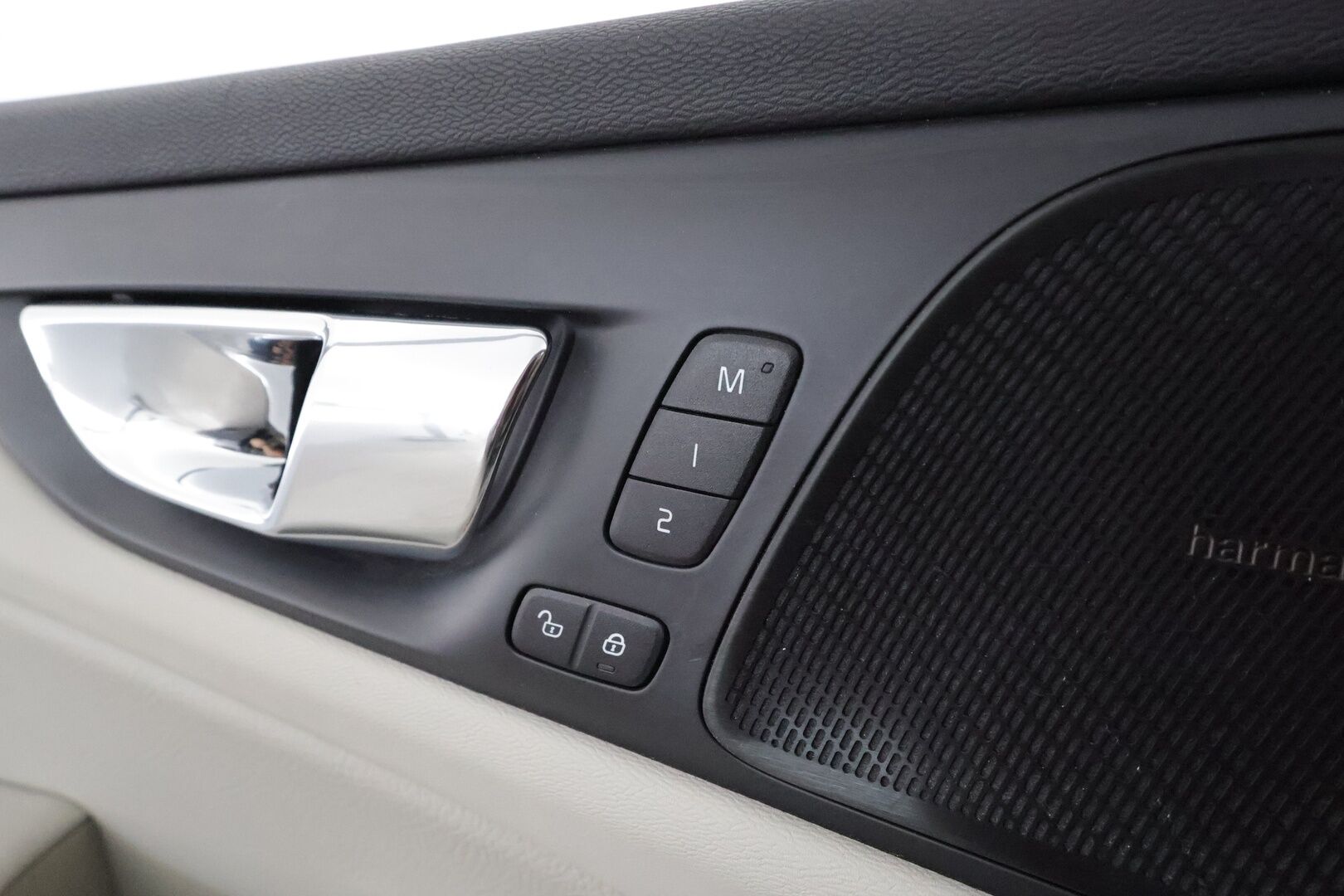 Volvo V60 2019 D4 Business Inscription aut **Panorama / Muistipenkki / Webasto / H&K / Adapt.vakkari / Vaaleat nahat / P.kamera** - Suomi-auto / Merkkihuollettu / Kahdet renkaat aluvanteilla