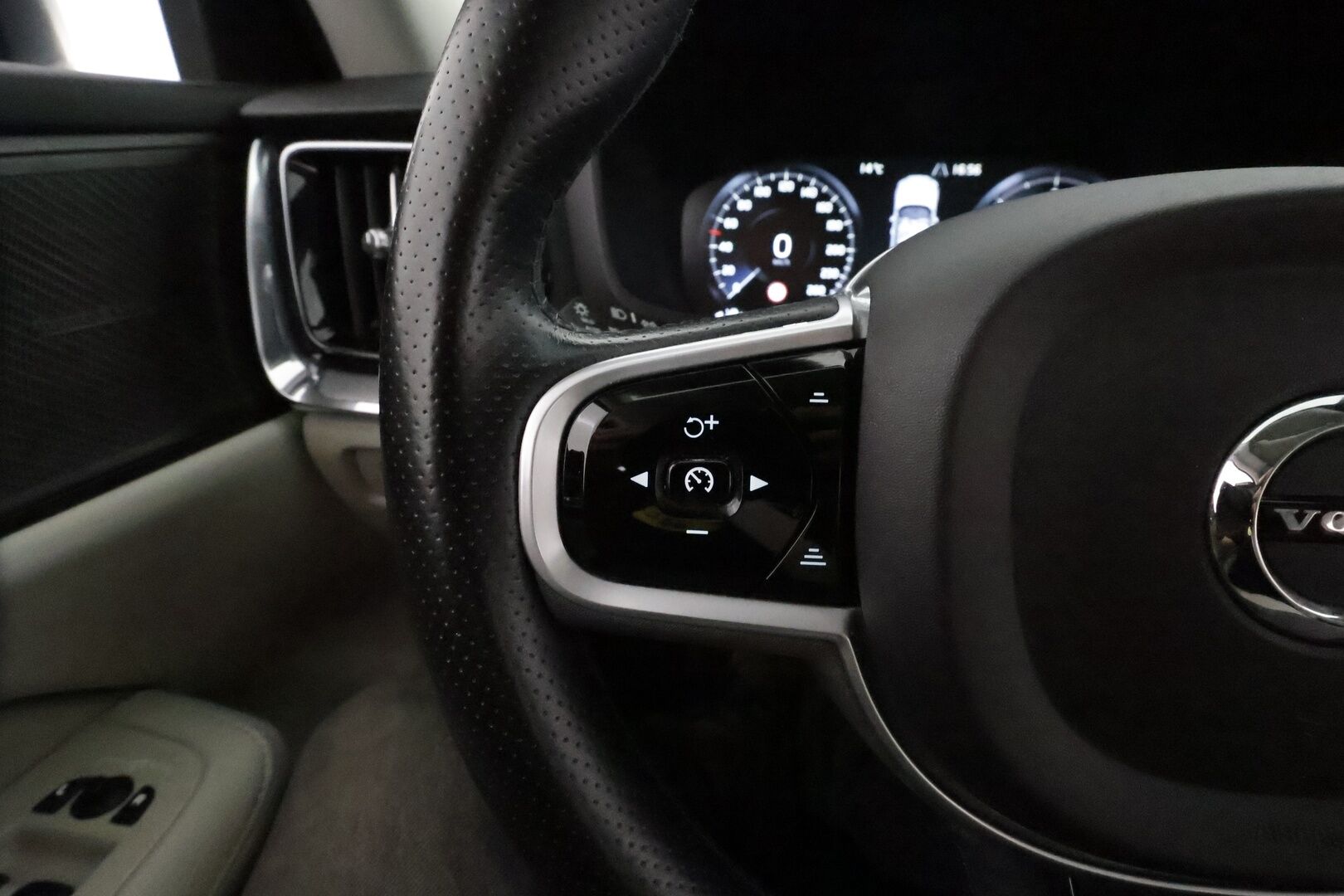 Volvo V60 2019 D4 Business Inscription aut **Panorama / Muistipenkki / Webasto / H&K / Adapt.vakkari / Vaaleat nahat / P.kamera** - Suomi-auto / Merkkihuollettu / Kahdet renkaat aluvanteilla