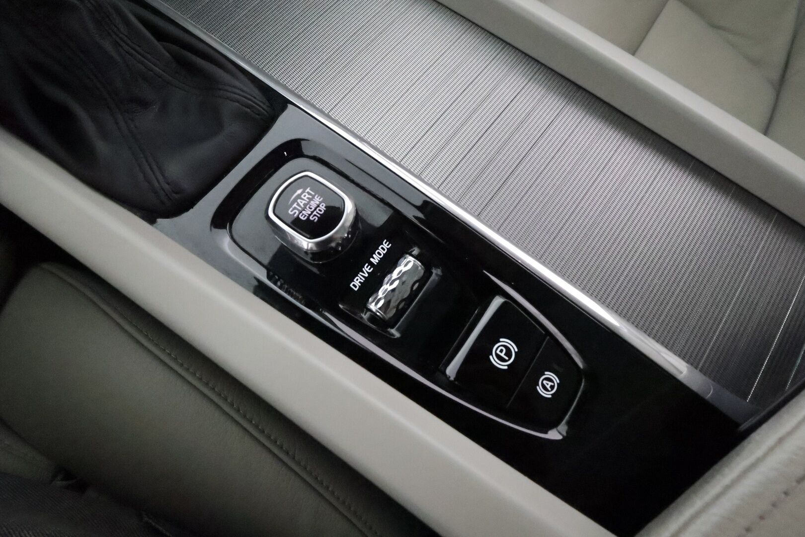 Volvo V60 2019 D4 Business Inscription aut **Panorama / Muistipenkki / Webasto / H&K / Adapt.vakkari / Vaaleat nahat / P.kamera** - Suomi-auto / Merkkihuollettu / Kahdet renkaat aluvanteilla