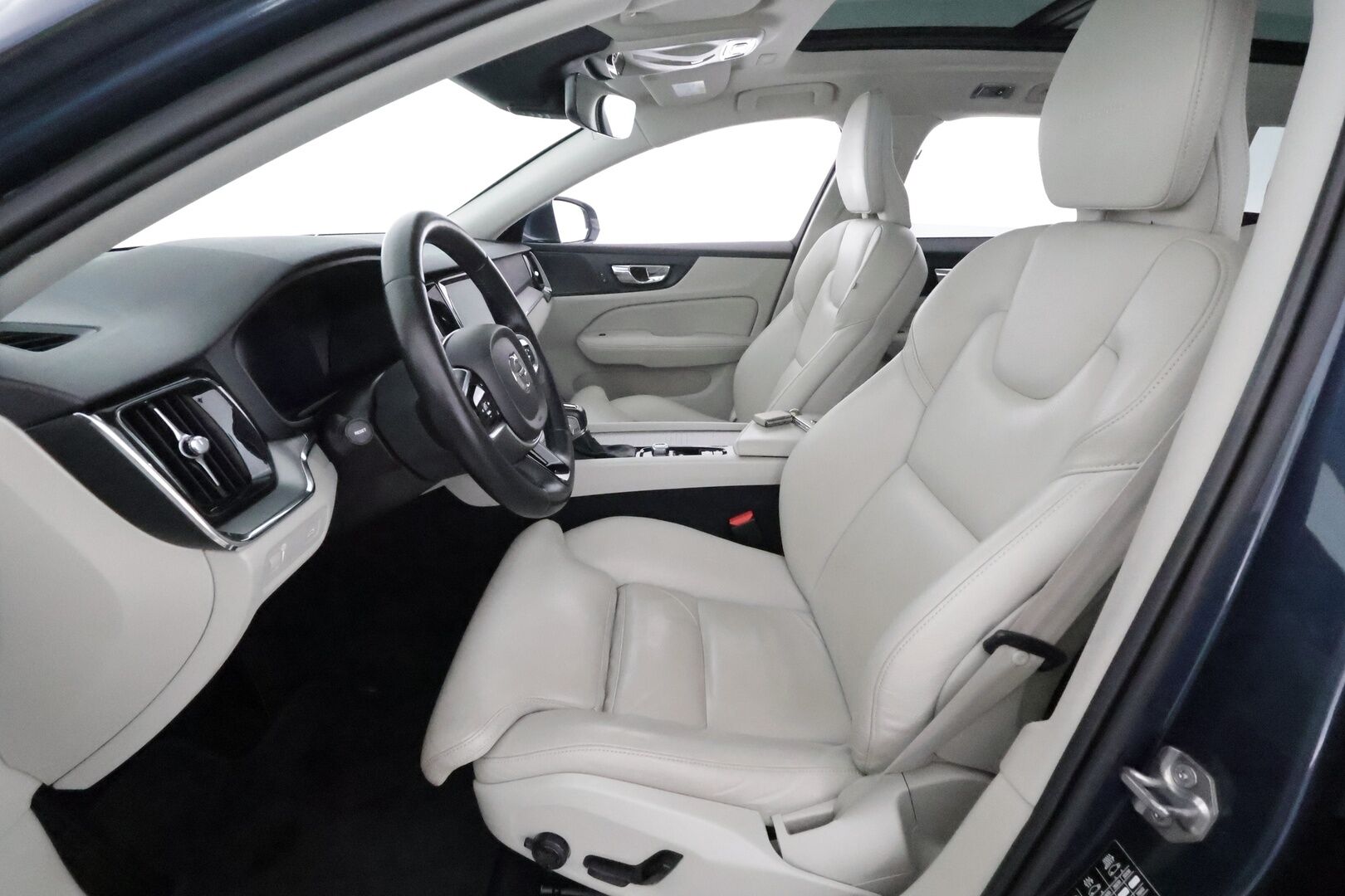 Volvo V60 2019 D4 Business Inscription aut **Panorama / Muistipenkki / Webasto / H&K / Adapt.vakkari / Vaaleat nahat / P.kamera** - Suomi-auto / Merkkihuollettu / Kahdet renkaat aluvanteilla