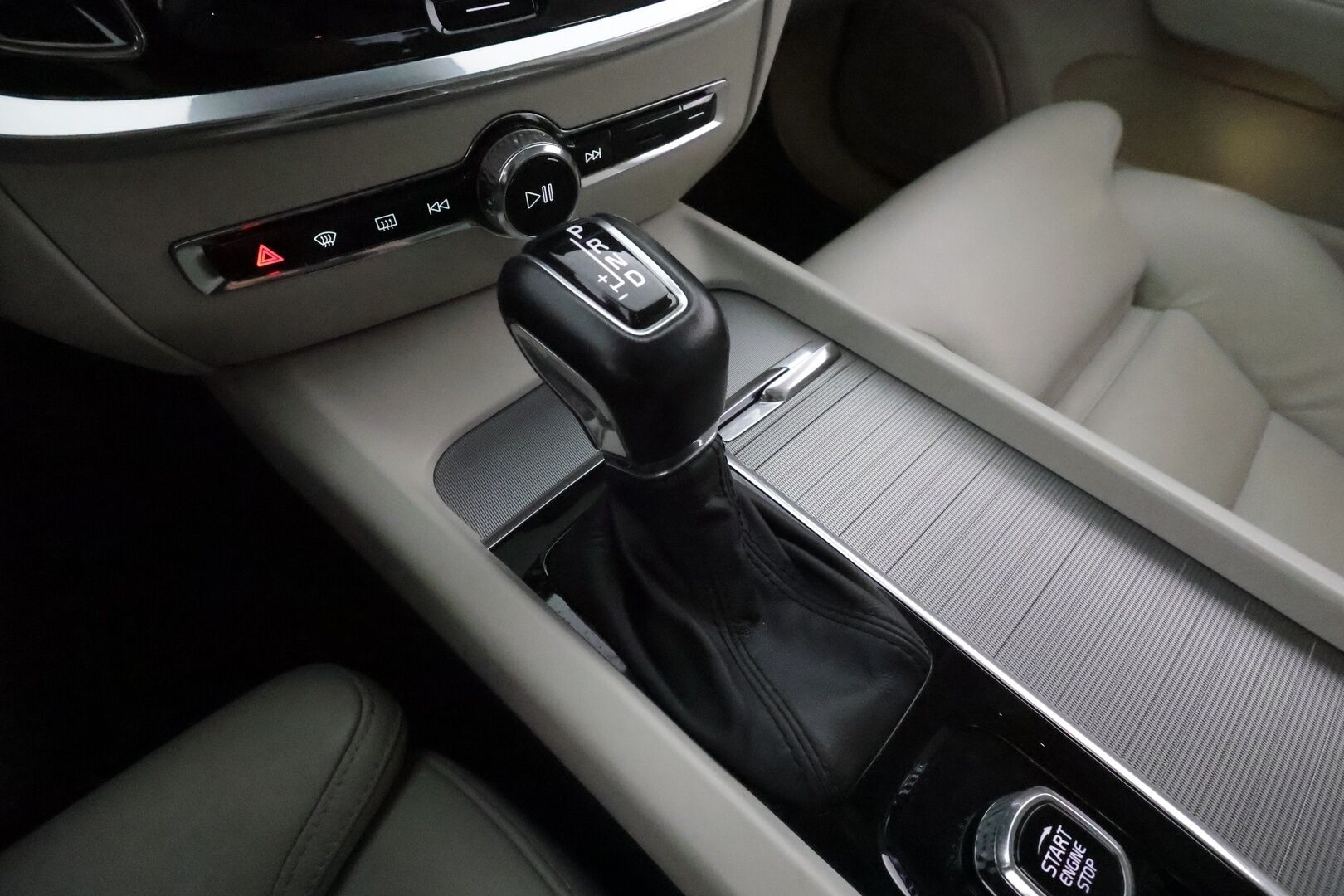 Volvo V60 2019 D4 Business Inscription aut **Panorama / Muistipenkki / Webasto / H&K / Adapt.vakkari / Vaaleat nahat / P.kamera** - Suomi-auto / Merkkihuollettu / Kahdet renkaat aluvanteilla