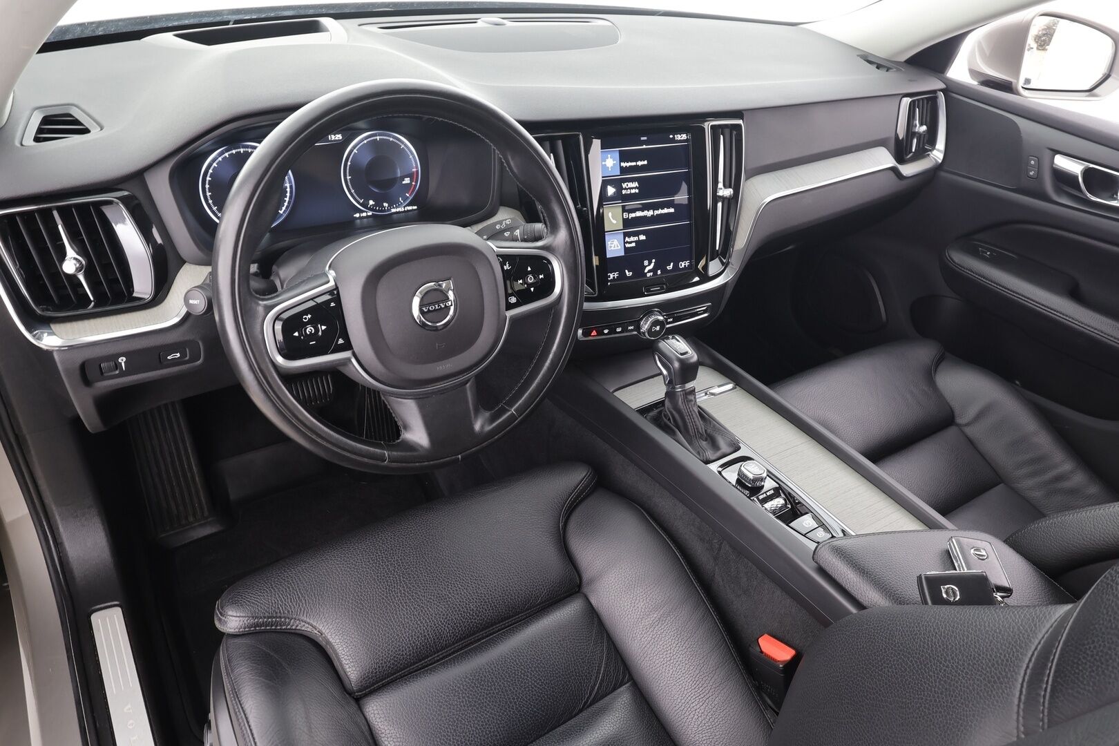 Volvo V60 2019 D4 Business Inscription aut * ACC / Muistipenkki / Koukku / Webasto / Sporttinahat / P.Kamera / Keyless * - HUD / Suomi-auto / Kahdet renkaat aluvanteilla