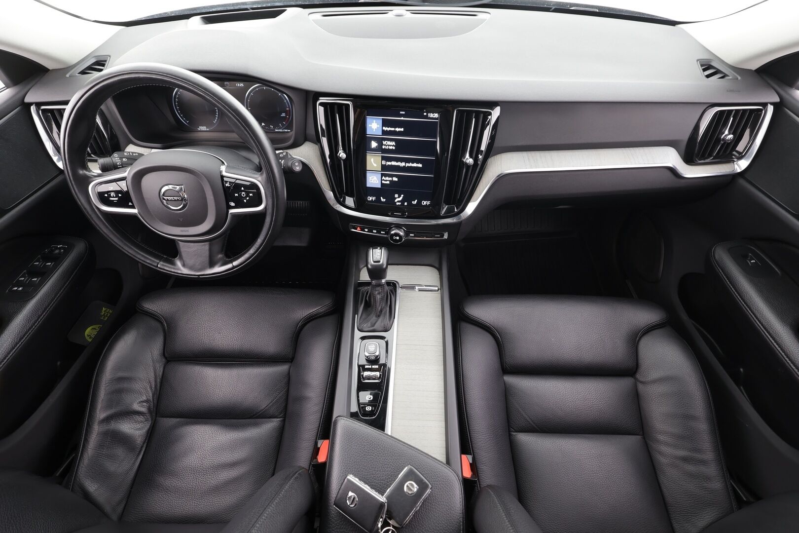 Volvo V60 2019 D4 Business Inscription aut * ACC / Muistipenkki / Koukku / Webasto / Sporttinahat / P.Kamera / Keyless * - HUD / Suomi-auto / Kahdet renkaat aluvanteilla