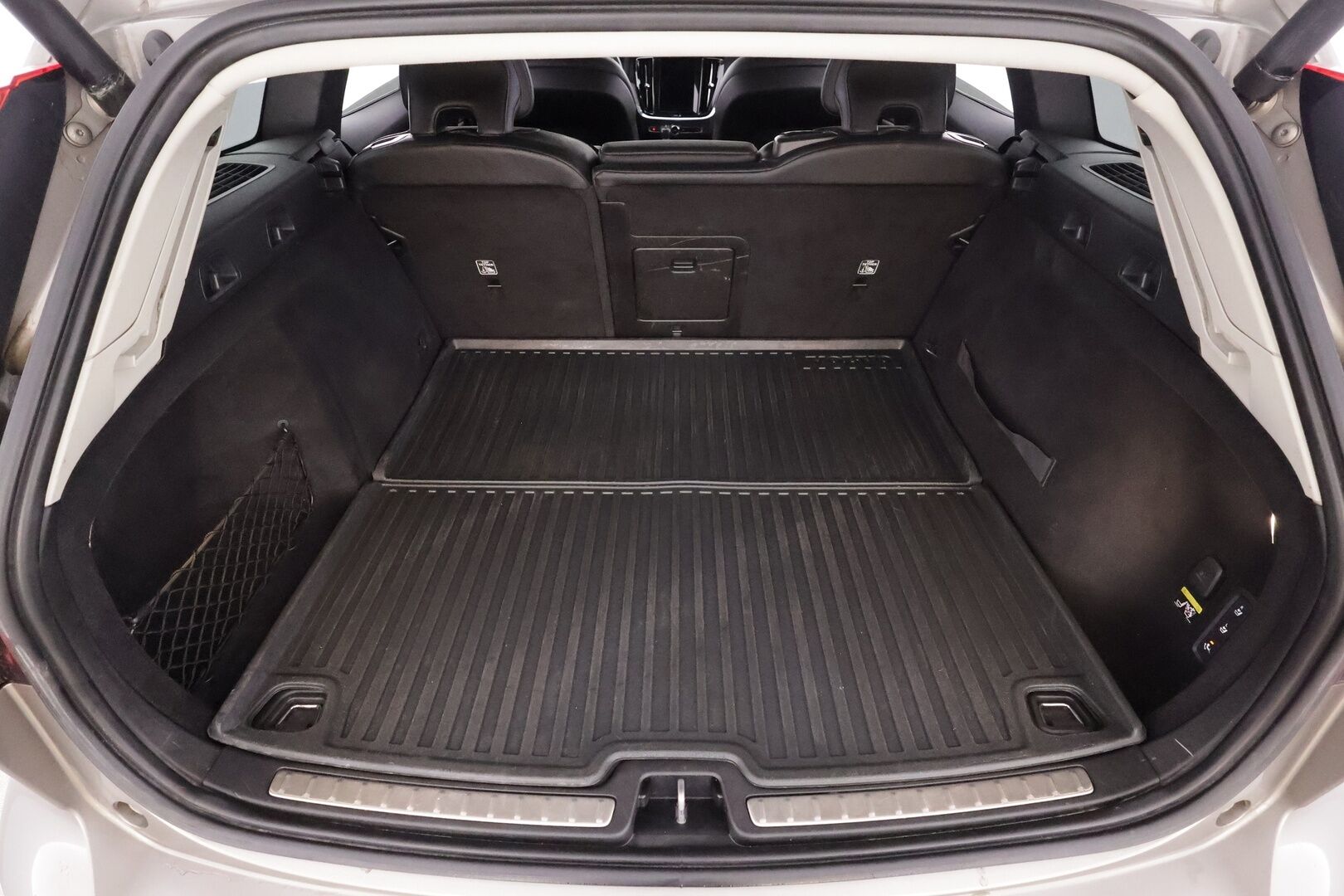 Volvo V60 2019 D4 Business Inscription aut * ACC / Muistipenkki / Koukku / Webasto / Sporttinahat / P.Kamera / Keyless * - HUD / Suomi-auto / Kahdet renkaat aluvanteilla