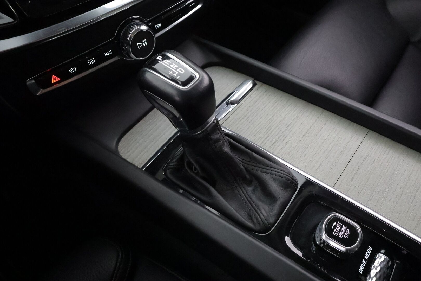 Volvo V60 2019 D4 Business Inscription aut * ACC / Muistipenkki / Koukku / Webasto / Sporttinahat / P.Kamera / Keyless * - HUD / Suomi-auto / Kahdet renkaat aluvanteilla